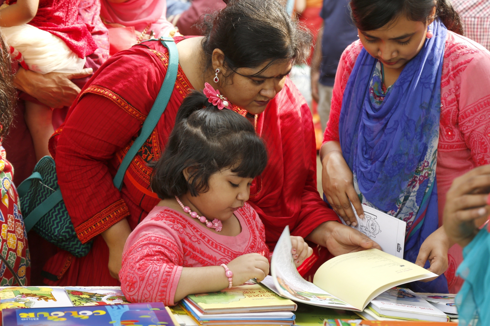 Targi książek dla dzieci w Bangladeszu. Fot. PAP/EPA/ABIR ABDULLAH 