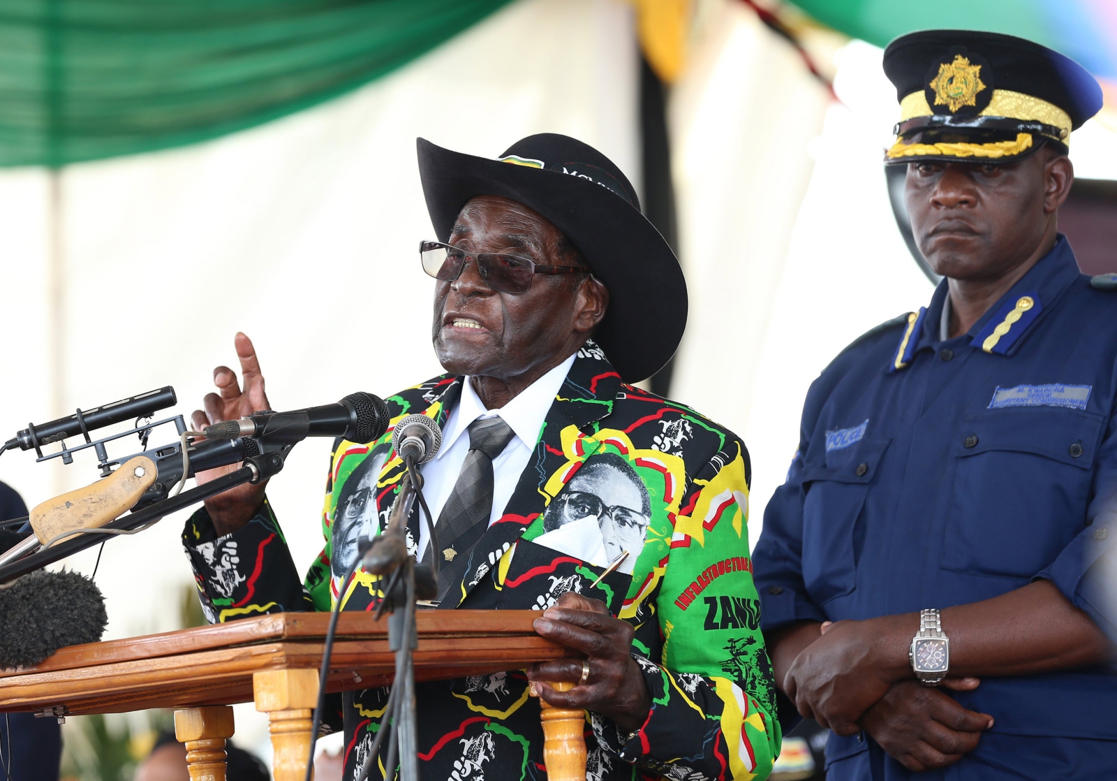 93 urodziny prezydenta Zimbabwe Robert Mugabe (po lewej).