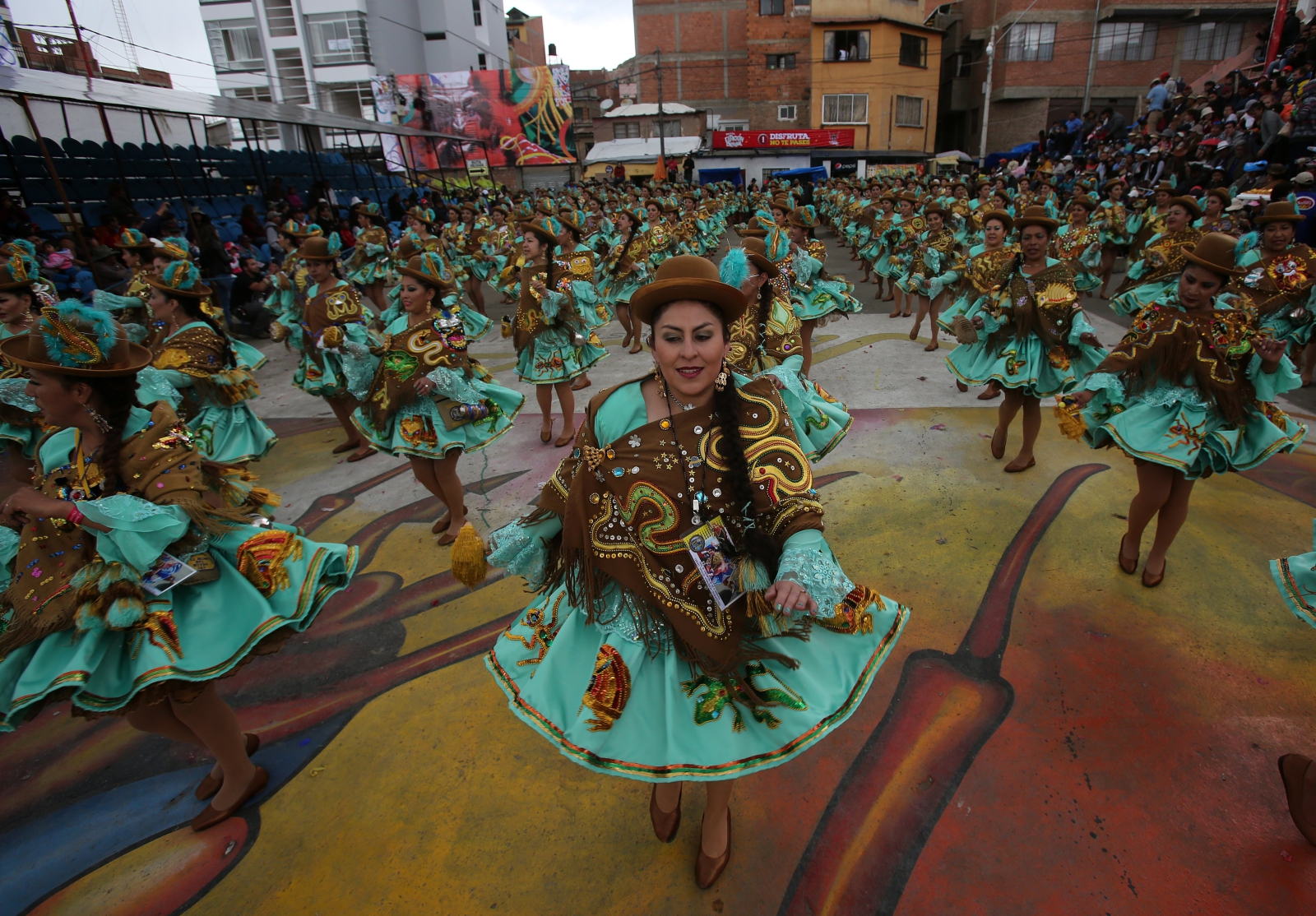 Kobiety przedstawiają taniec Morenada w czasie pierwszego dnia Karnawału w Oruro, Boliwia.