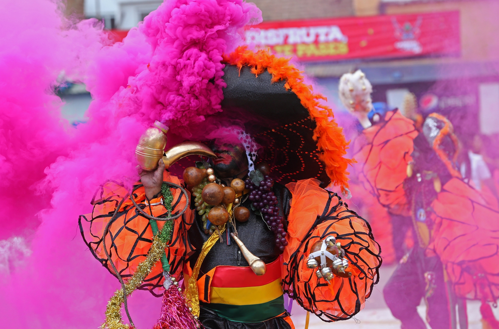 Mężczyzna przedstawia taniec Los Negritos w czasie pierwszego dnia Karnawału w Oruro, Boliwia.