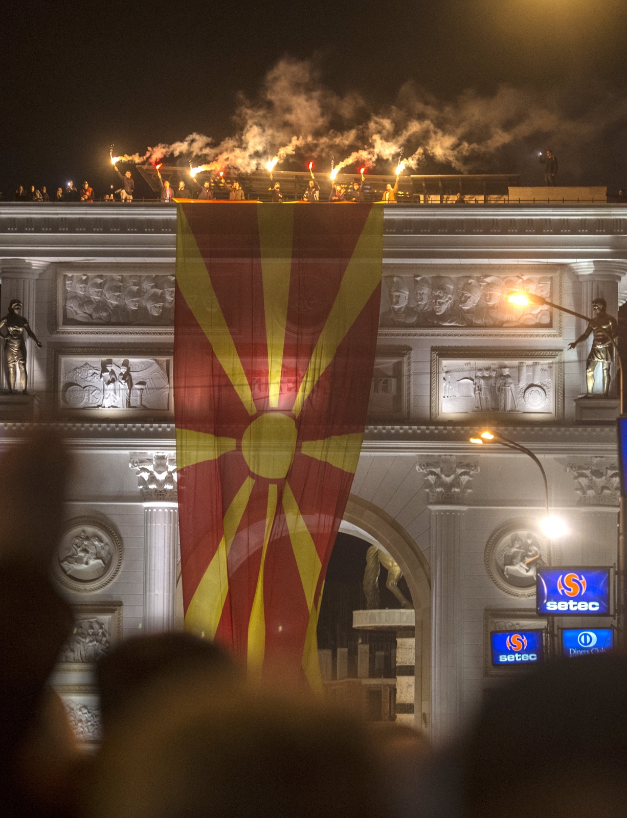 Zwolennicy Obywatelskiej Inicjatywy dla Zjednoczonej Macedonii niosą stare macodeńskie flagi i krzyczą antyrządowe hasła pod budynkiem rządu w Skopje, Macedonia.