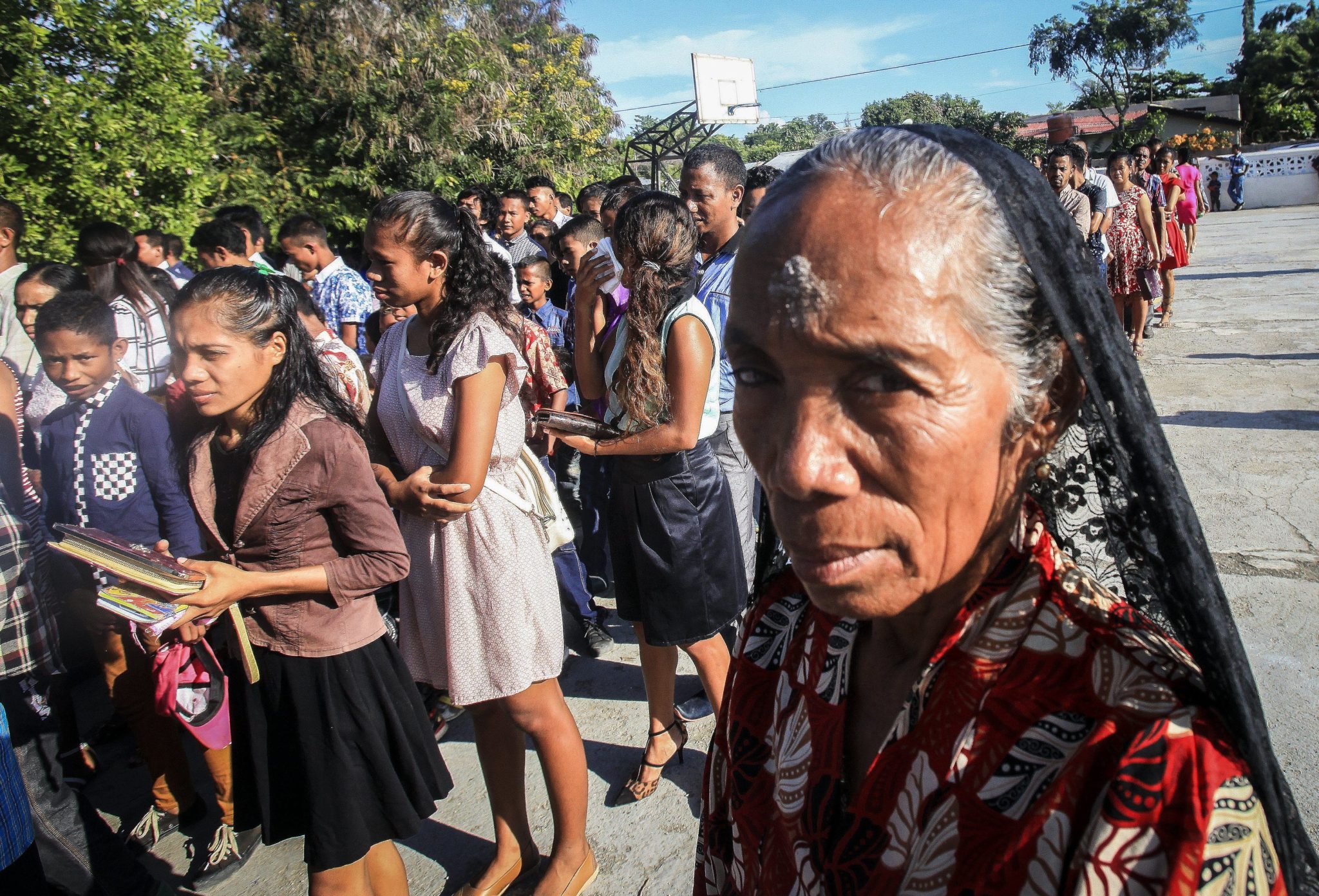 Timor Wschodni: obrzęd posypania głów popiołem w Dili (foto. PAP/EPA/ANTONIO DASIPARU)