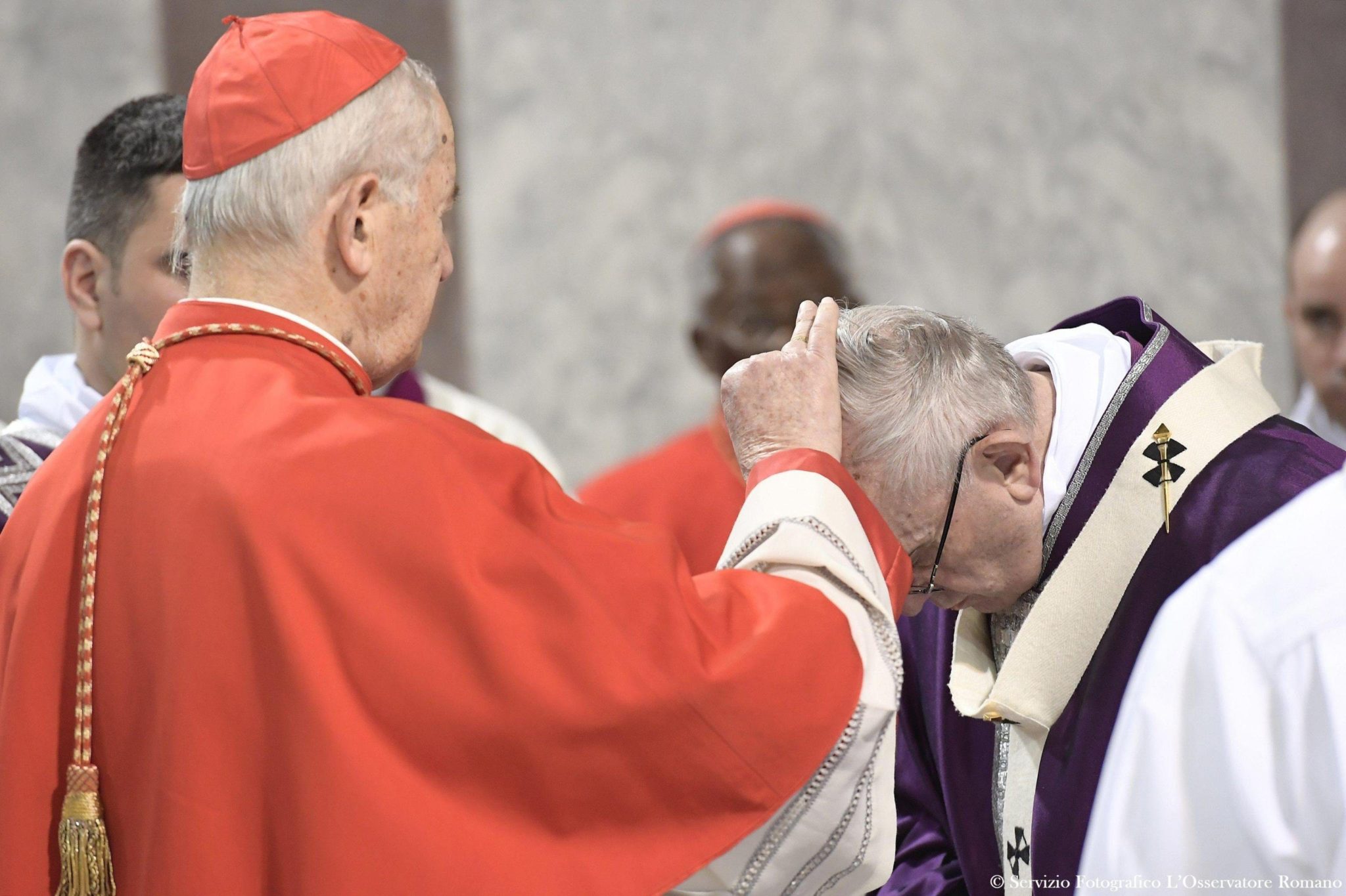 Watykan: papież Franciszek w trakcie obrzędu posypania głowy popiołem (foto. PAP/EPA/OSSERVATORE ROMANO)