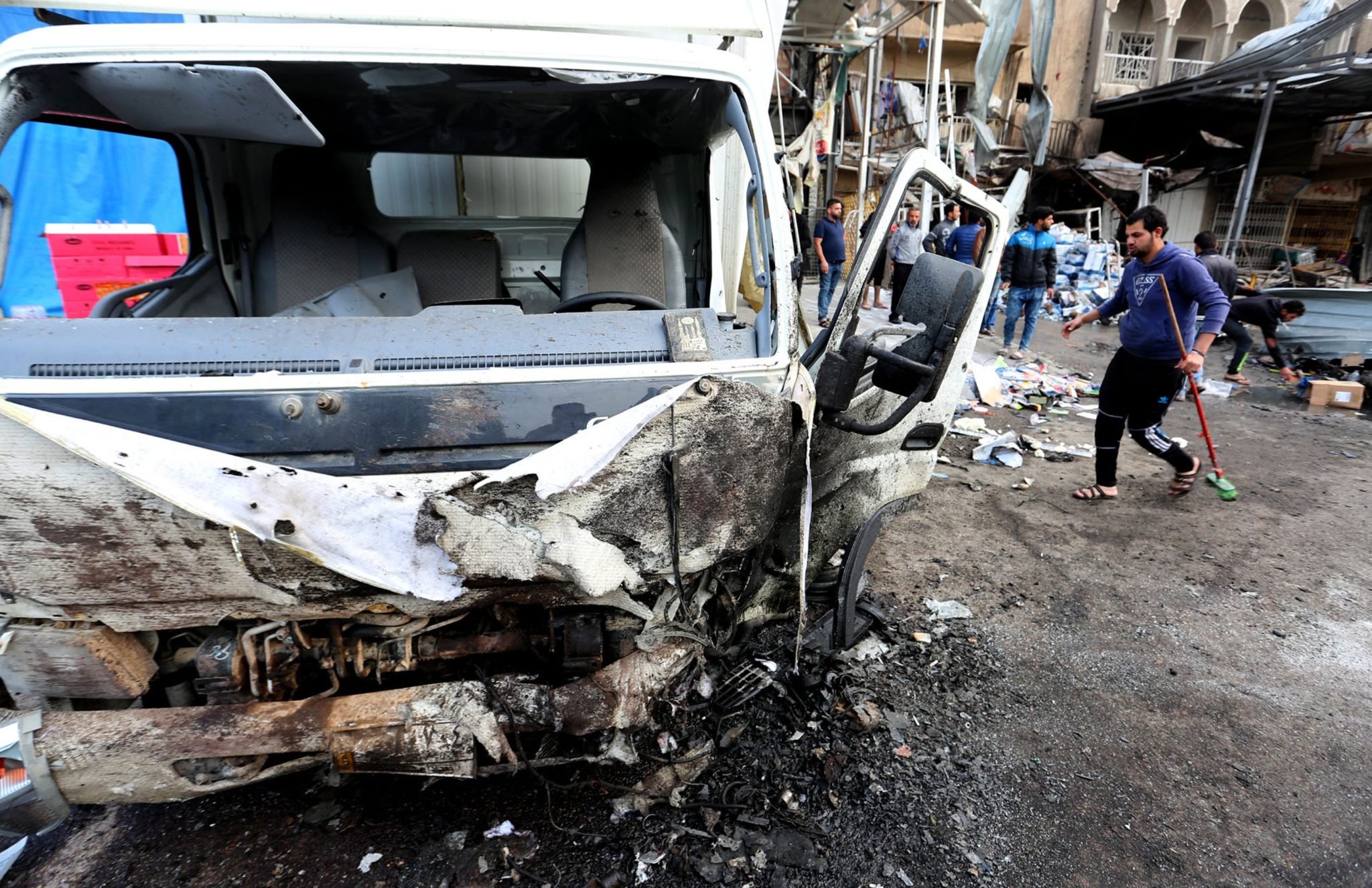 Irak: wybuch bomby w dystrykcie Amil, w wyniku zamachy zginęły 23 osoby, a 30 zostało rannych (foto. PAP/EPA/ALI ABBAS)