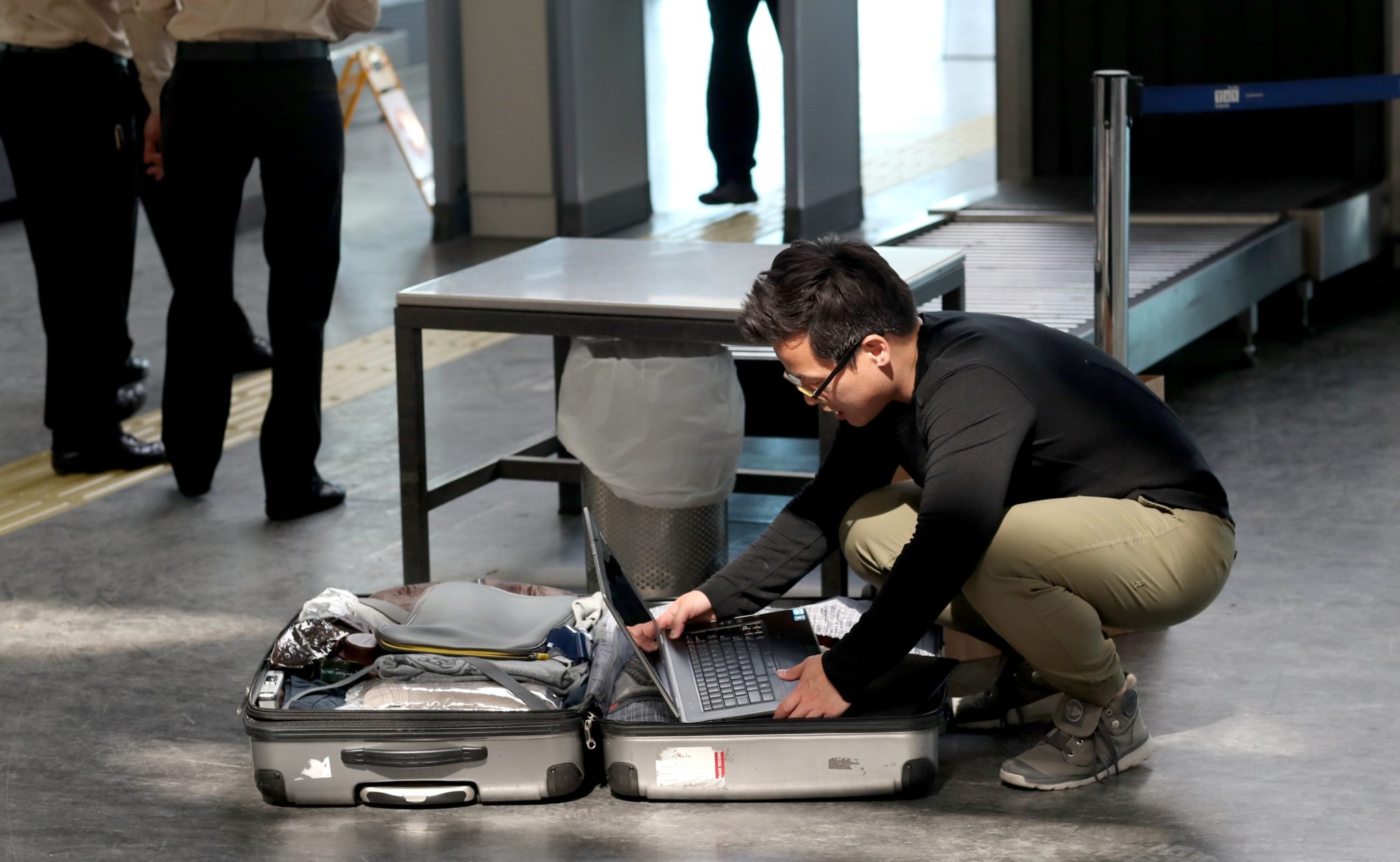 Turcja: kontrola bagażowa na lotnisku w Istambule. Od wczoraj obowiązuje zakaz przewożenia większych urządzeń elektronicznych w samolotach do USA i Wielkiej Brytanii (foto. PAP/EPA/SEDAT SUNA)