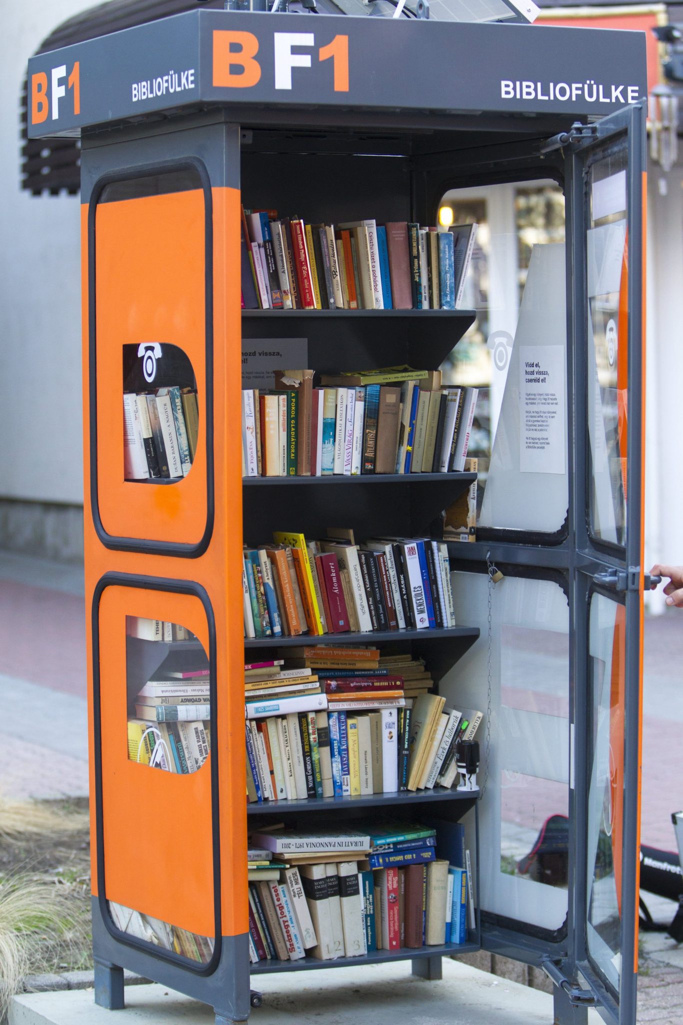 Węgry: wypożyczalnia książek w budce telefonicznej w Budapeszcie (foto. EPA/Gyorgy Varga)