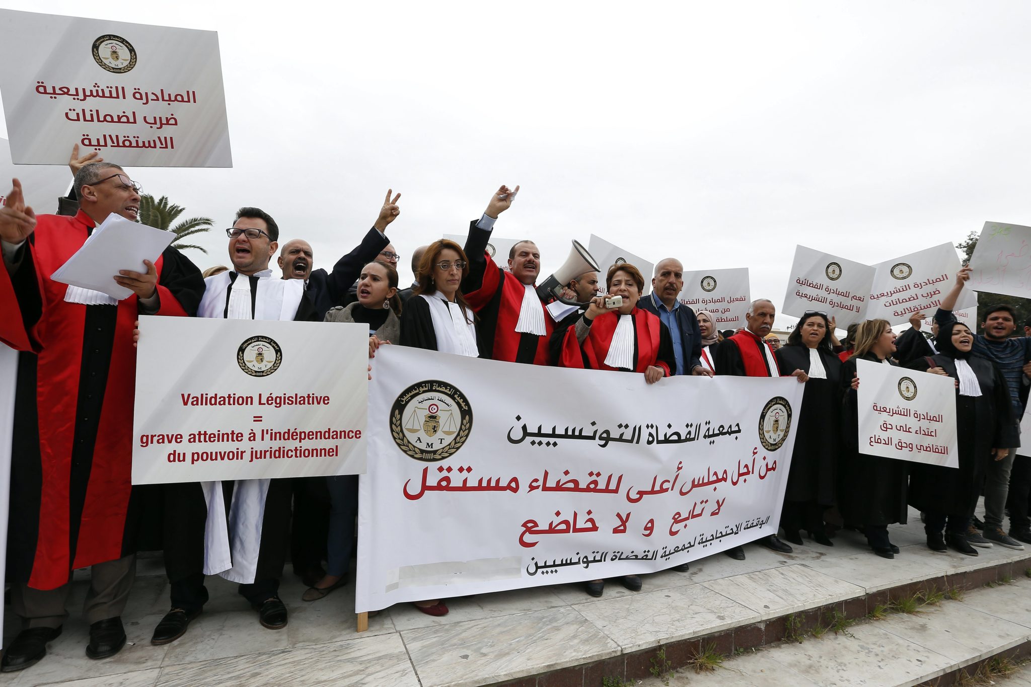 Tunezja: proces sędziów w Tunisie (foto. PAP/EPA/MOHAMED MESSARA)