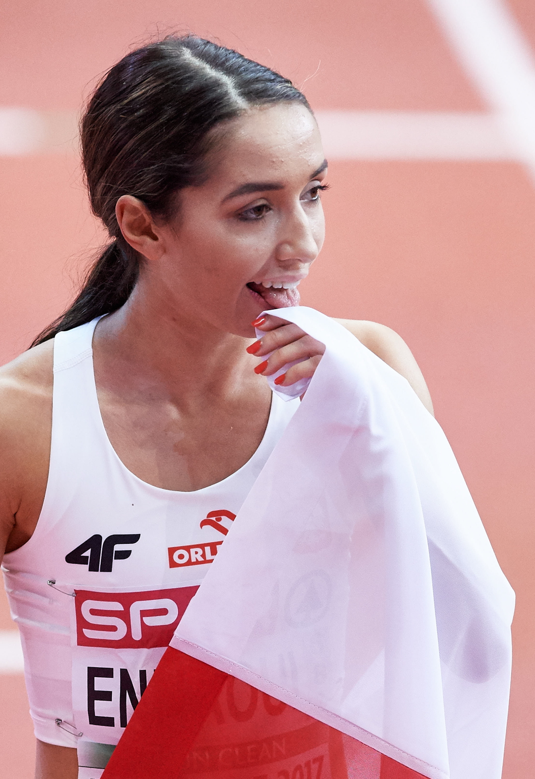Polka Sofia Ennaoui na mecie finałowego biegu na 1500 metrów podczas halowych Mistrzostw Europy w lekkiej atletyce w Belgradzie, Serbia.