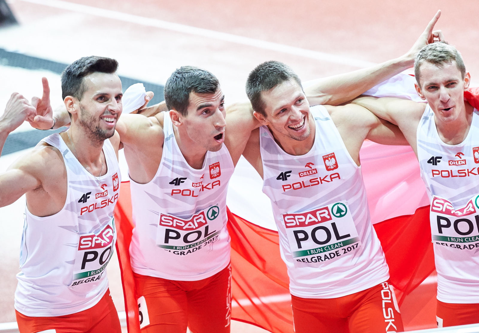 Polscy złoci medaliści na mecie biegu sztafetowego meżczyzn 4x400 m, podczas halowych mistrzostw Europy w lekkiej atletyce w Belgradzie, Serbia.
