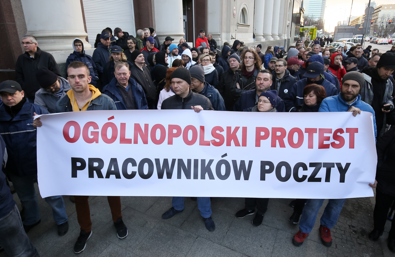 Protest pracowników Poczty Polskiej. przed budynkiem Poczty Głównej w Warszawie. Fot. PAP/Paweł Supernak
