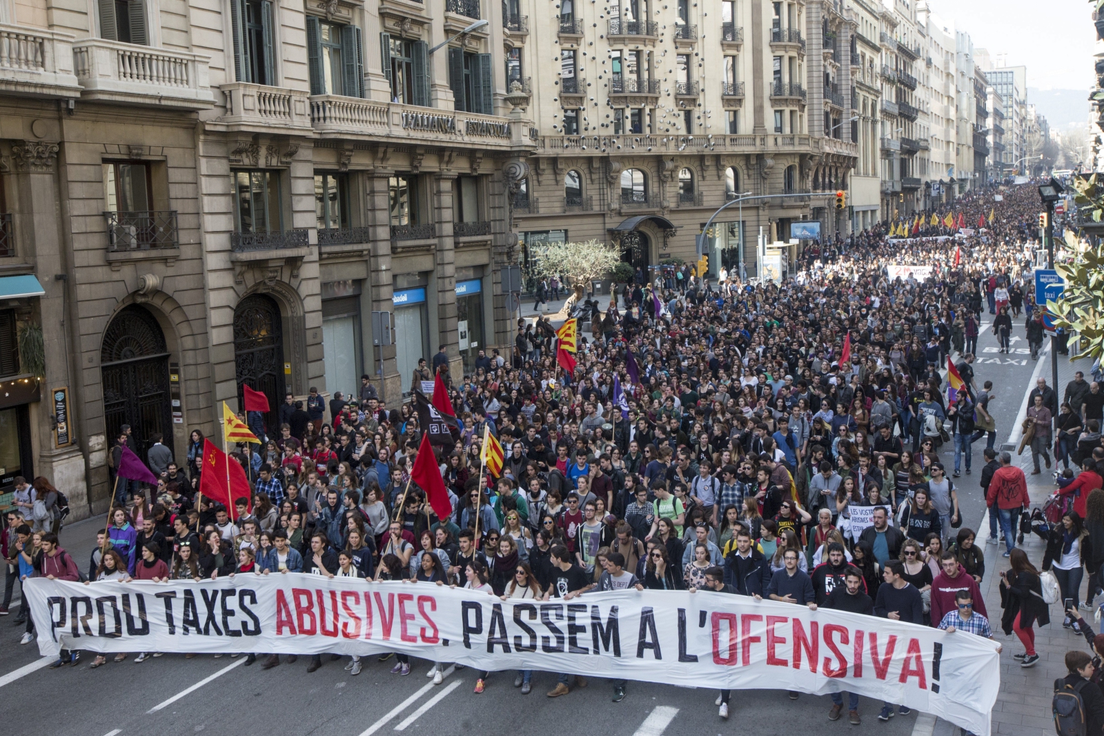 Ok. 4 tys. studentów protestowało w Barcelonie przeciwko podwyżkom opłat za studia.
Fot. PAP/EPA/QUIQUE GARCÍA