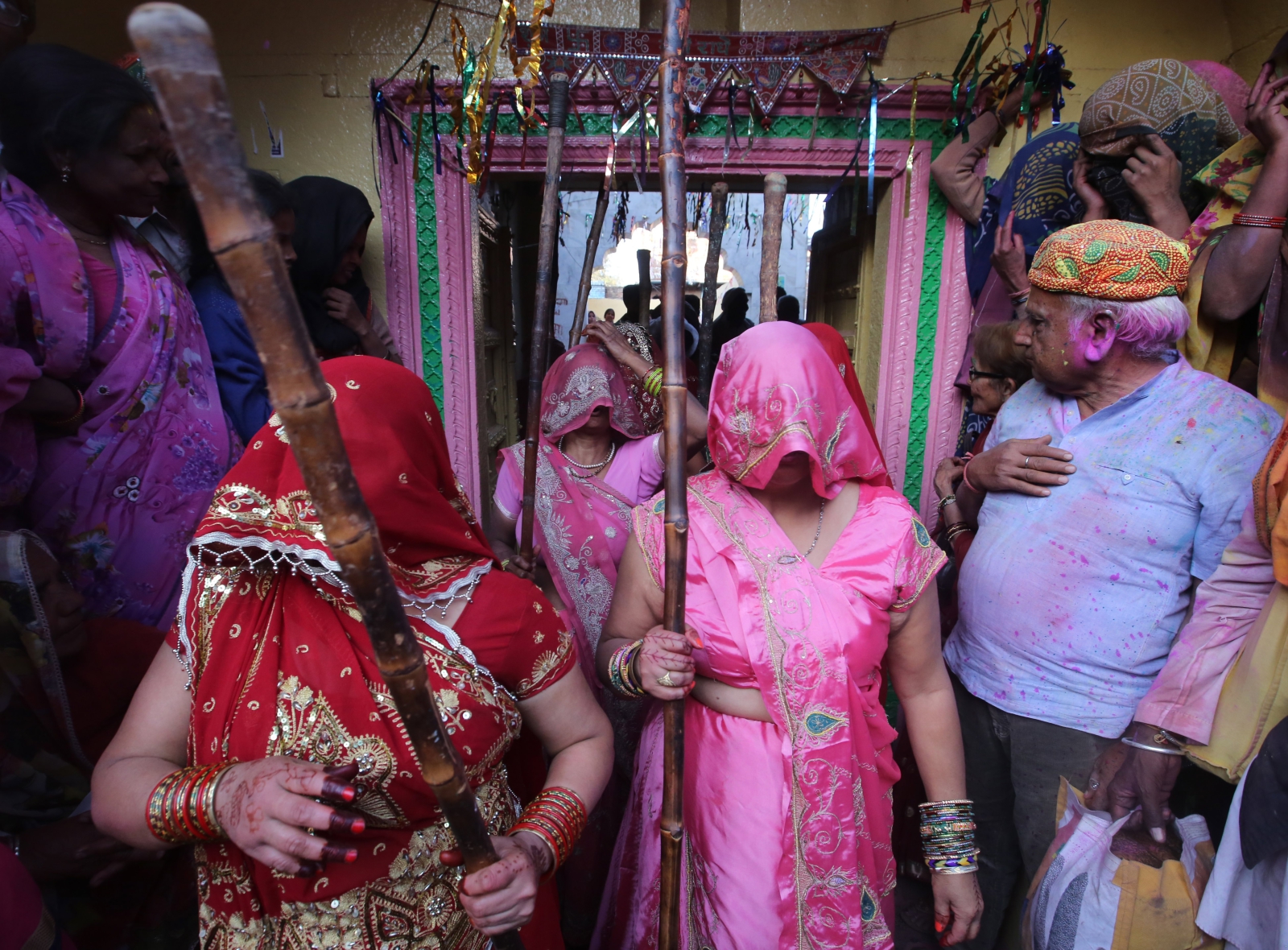 Indyjskie kobiety biją mężczyzn kijami w trakcie corocznego festiwalu Lathmar Holi w Barsanie, Indie.