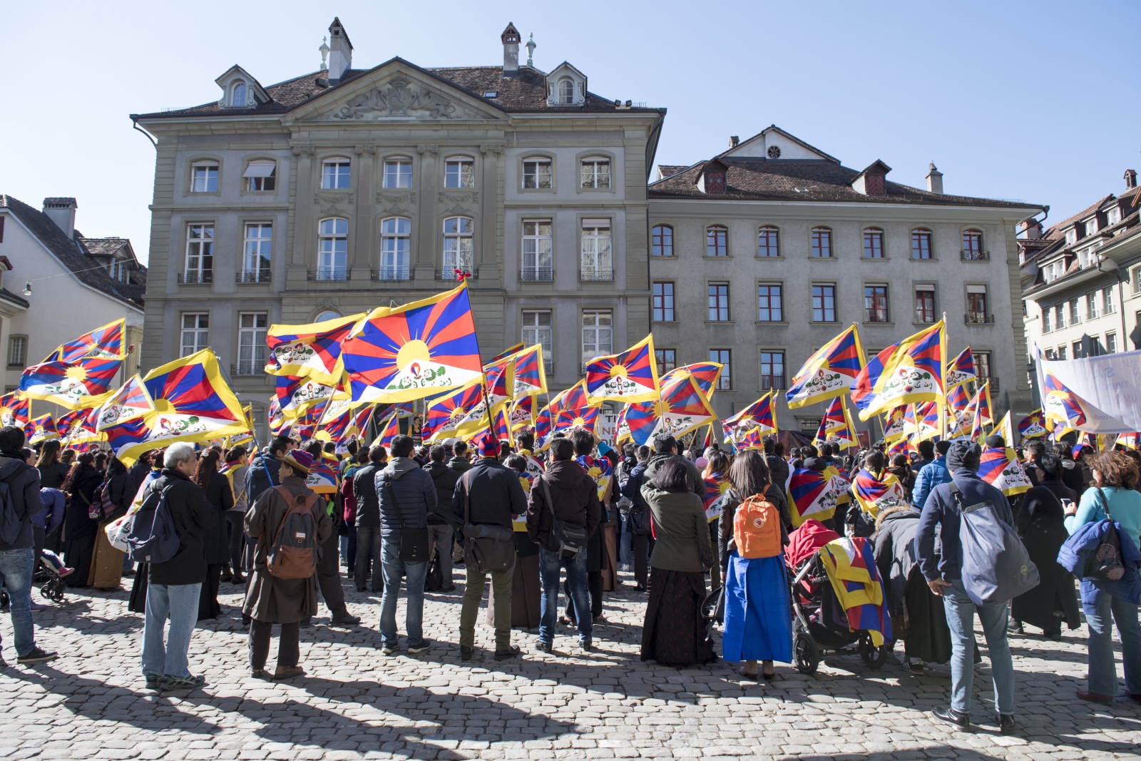 Zgromadzeni ludzie świętują 58 rocznicę Tybetańskiego Powstania Narodowego w Bernie, Szwajcaria.