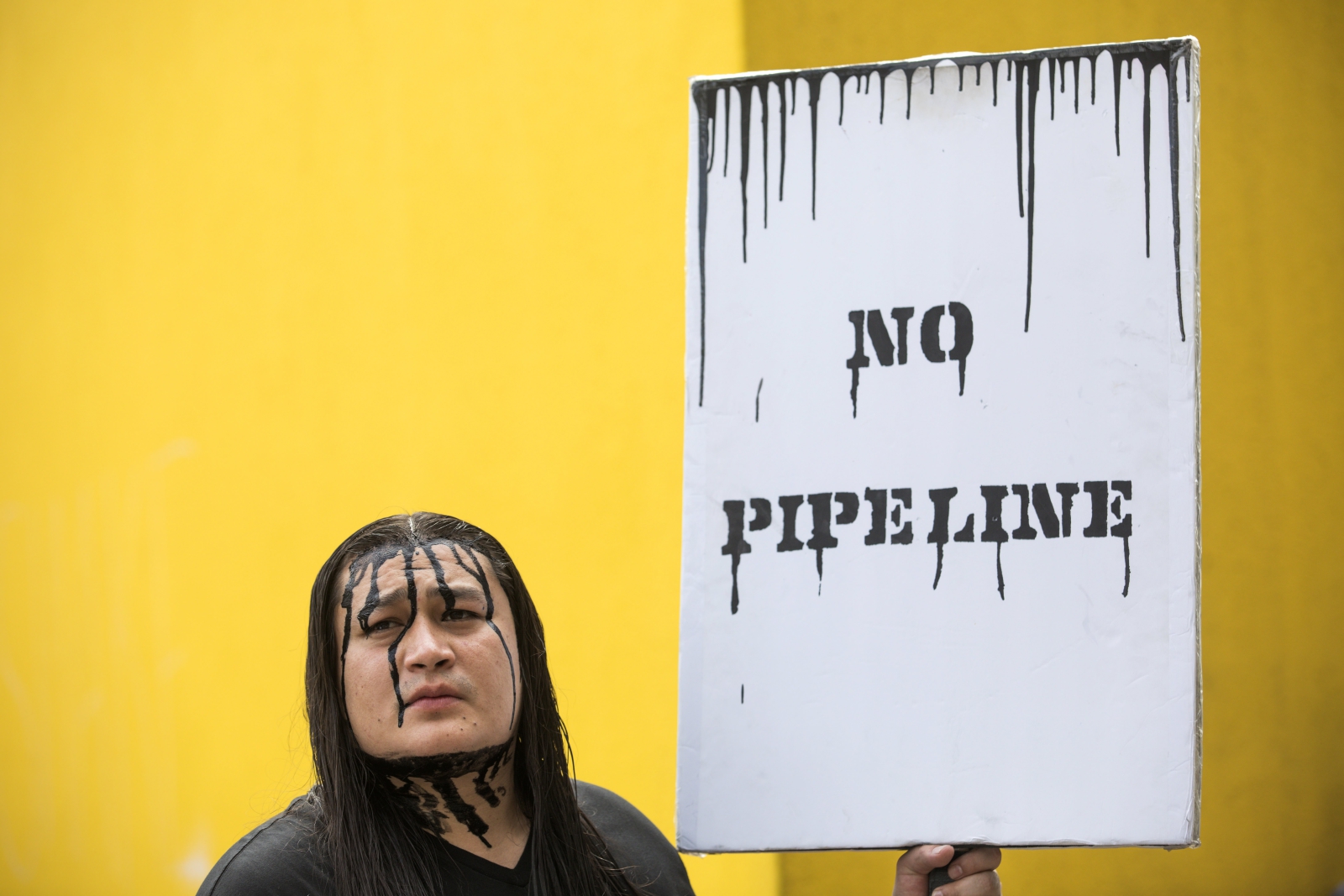Rodowity indianin protestuje przeciwko rurociągowi Dakota Acces Pipeline (DAPL).