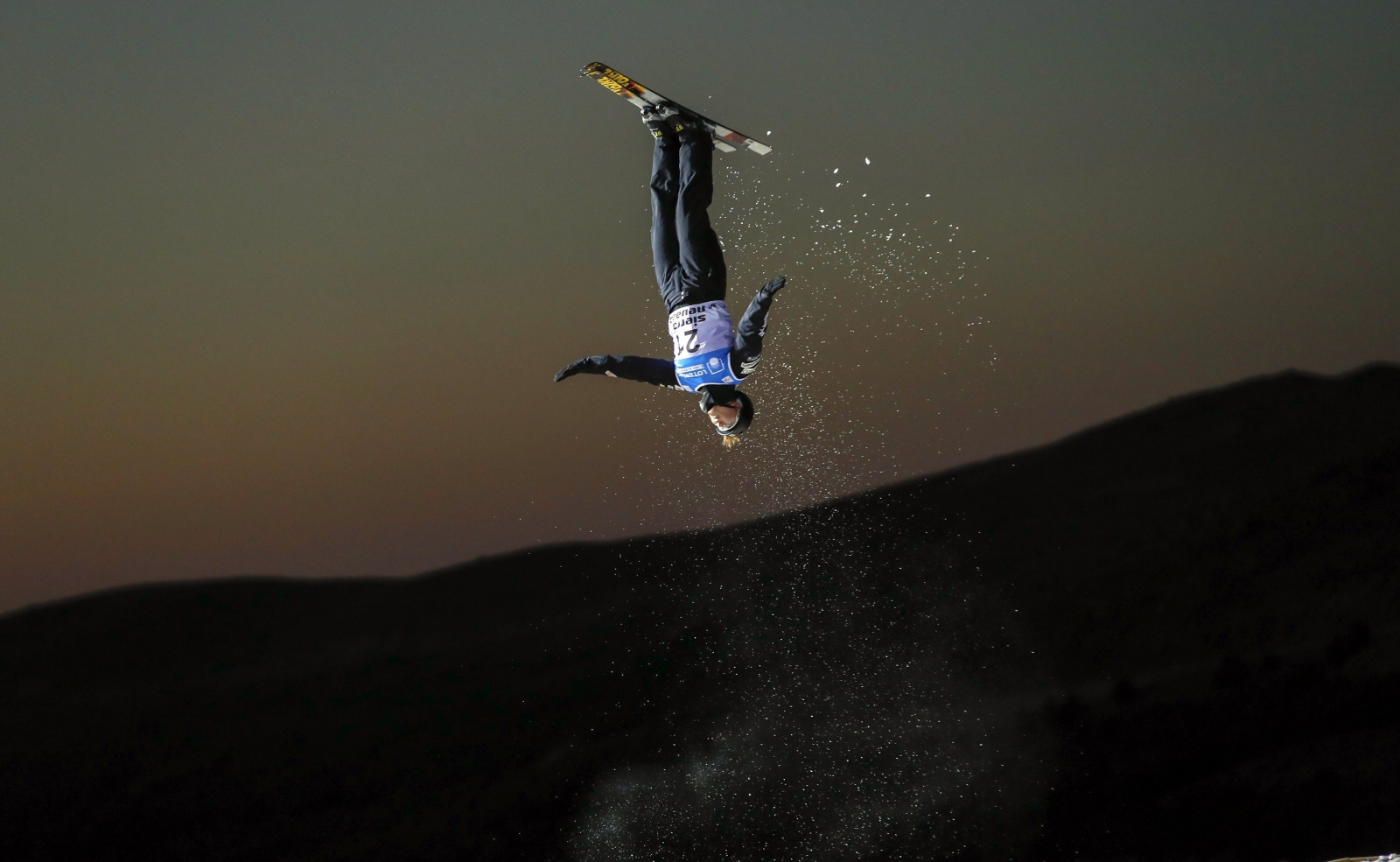 Amerykańska narciarka Madison Olsen skacze w czasie Mistrzostw Świata w jeździe dowolnej w Grenadzie, Hiszpania.