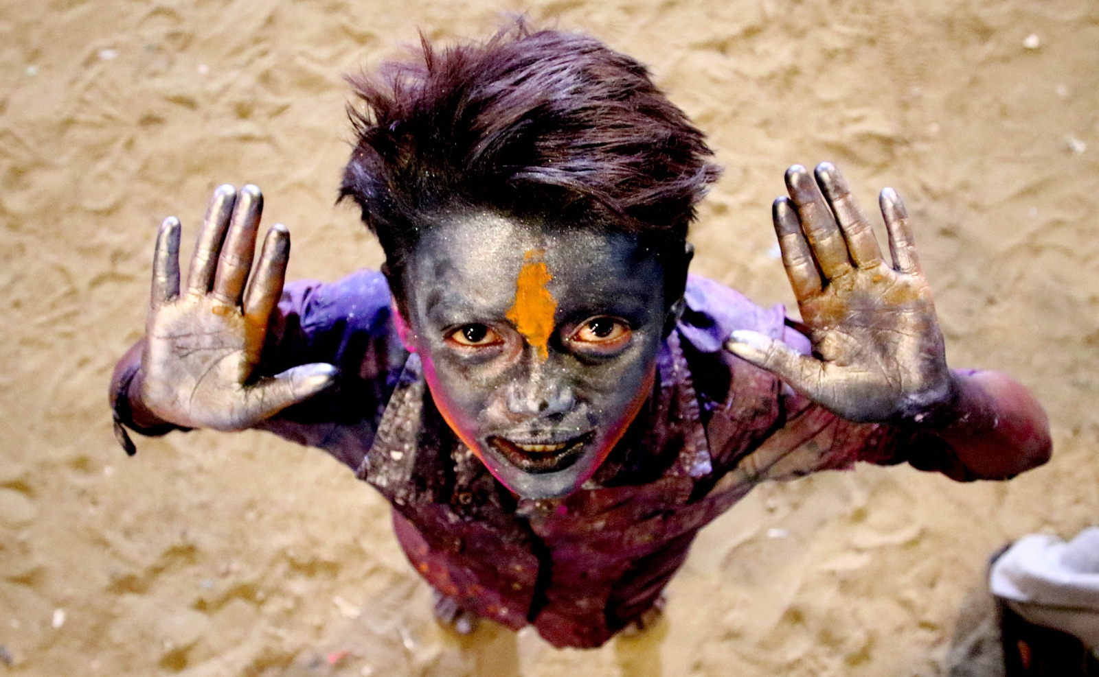 Wymalowany hinduski chłopiec w trakcie święta Holi w Karaczi, Pakistan.