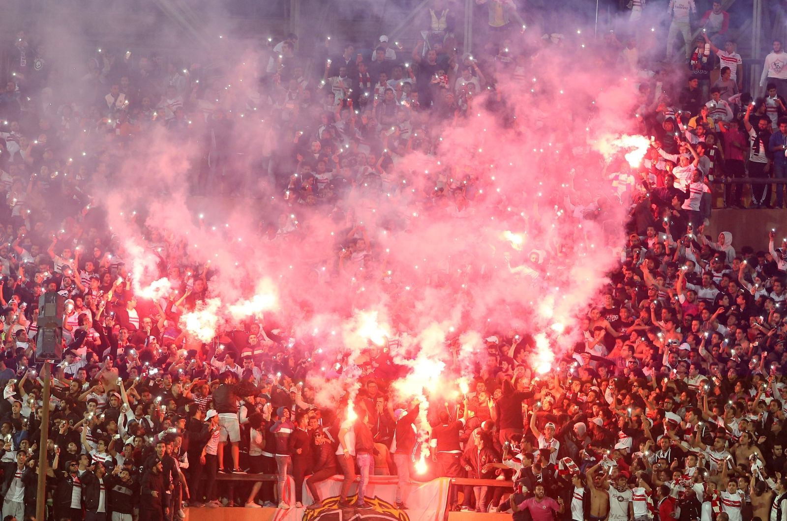 Fani Al-Zamaleku odpalają flary w czasie Afrykańskiej Ligi Mistrzów.