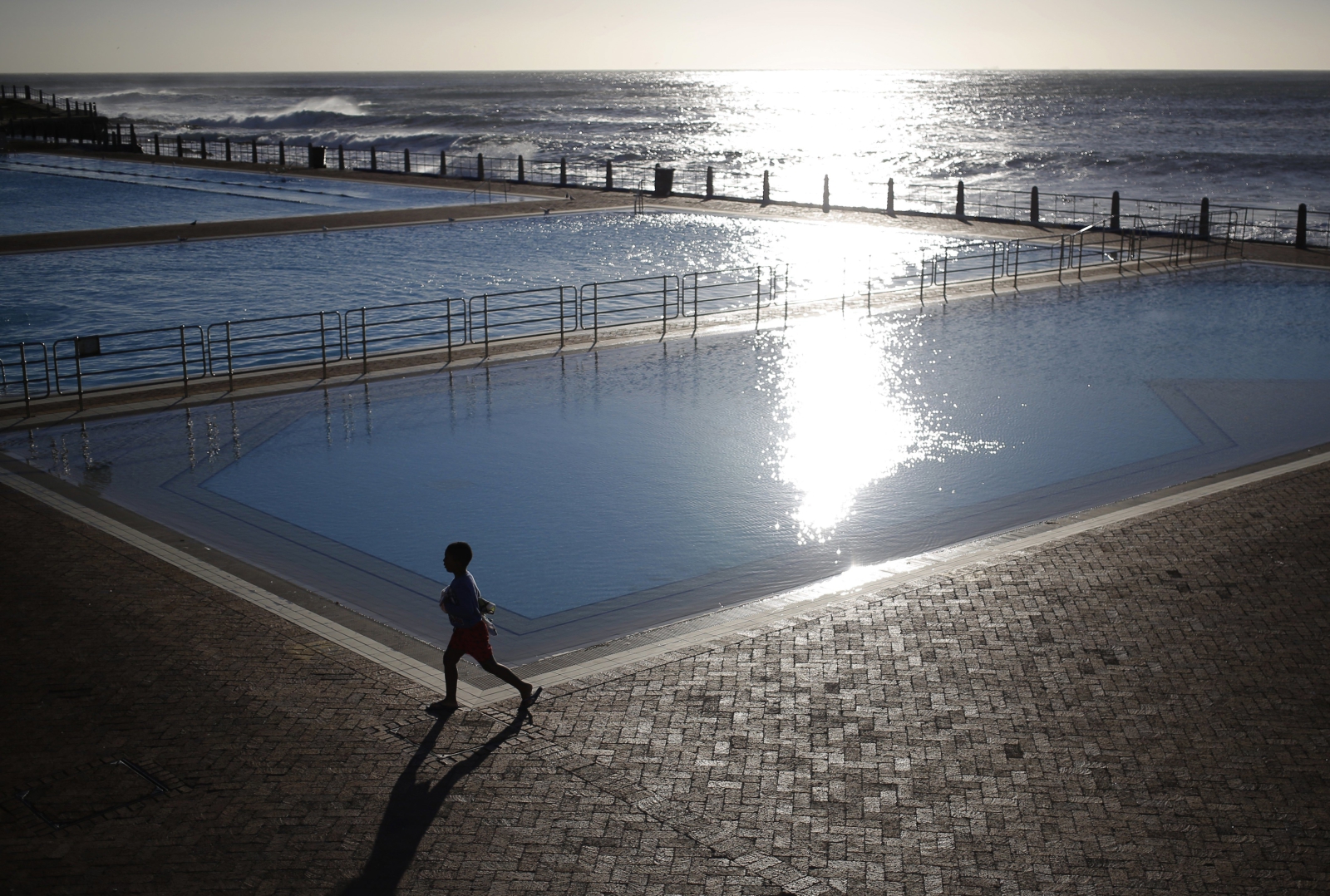 Chłopiec przy basenach w Kapsztadzie, Południowa Afryka.
