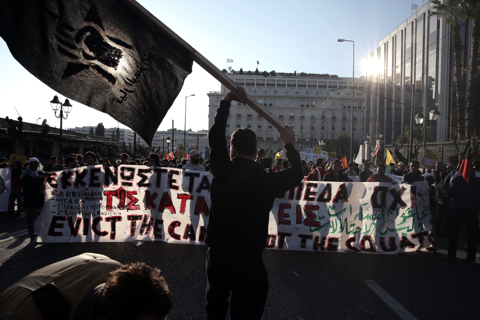 Protestanci krzyczą hasła przeciwko wojnie w Syrii w czasie manifestacji zorganizowanej przez organizacje antyfaszystowskie, Ateny, Grecja.