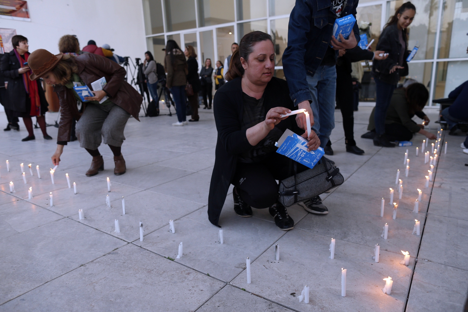 Tunezyjczycy palą świeczki w celu wspomnienia ataku w Muzeum Bardo, Tunis, Tunezja.