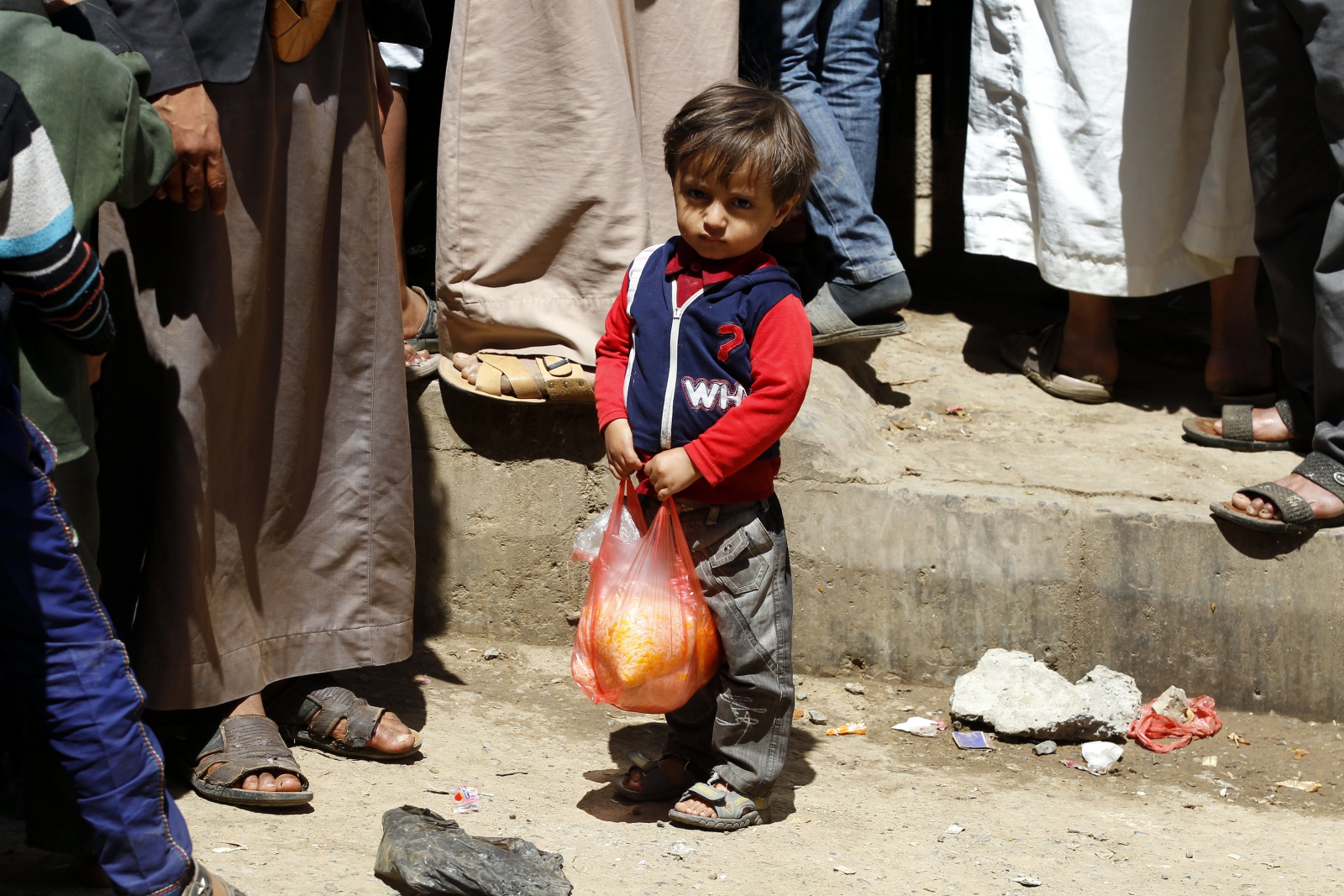 Jemeński chłopiec trzyma jedzenie. Według doniesień Jemen stoi wobec największego kryzysu humanitarnego w historii.