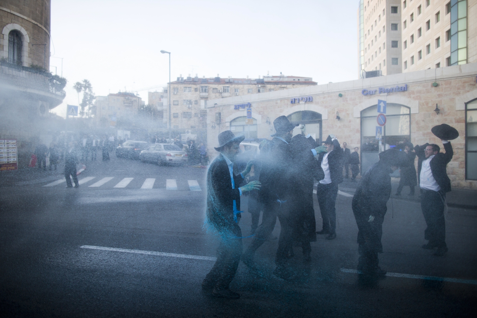 Policja używa armatek wodnych z farbą przeciwko grupie ultra-ortodoksyjnych Żydów protestujących przeciwko rekrutacji do armii, Jerozolima, Izrael.