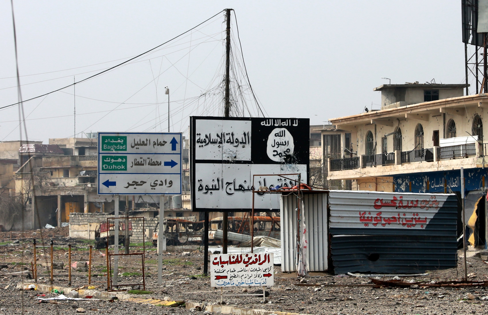 Tablica z hasłami Państwa Islamskiego w Mosulu, Irak.