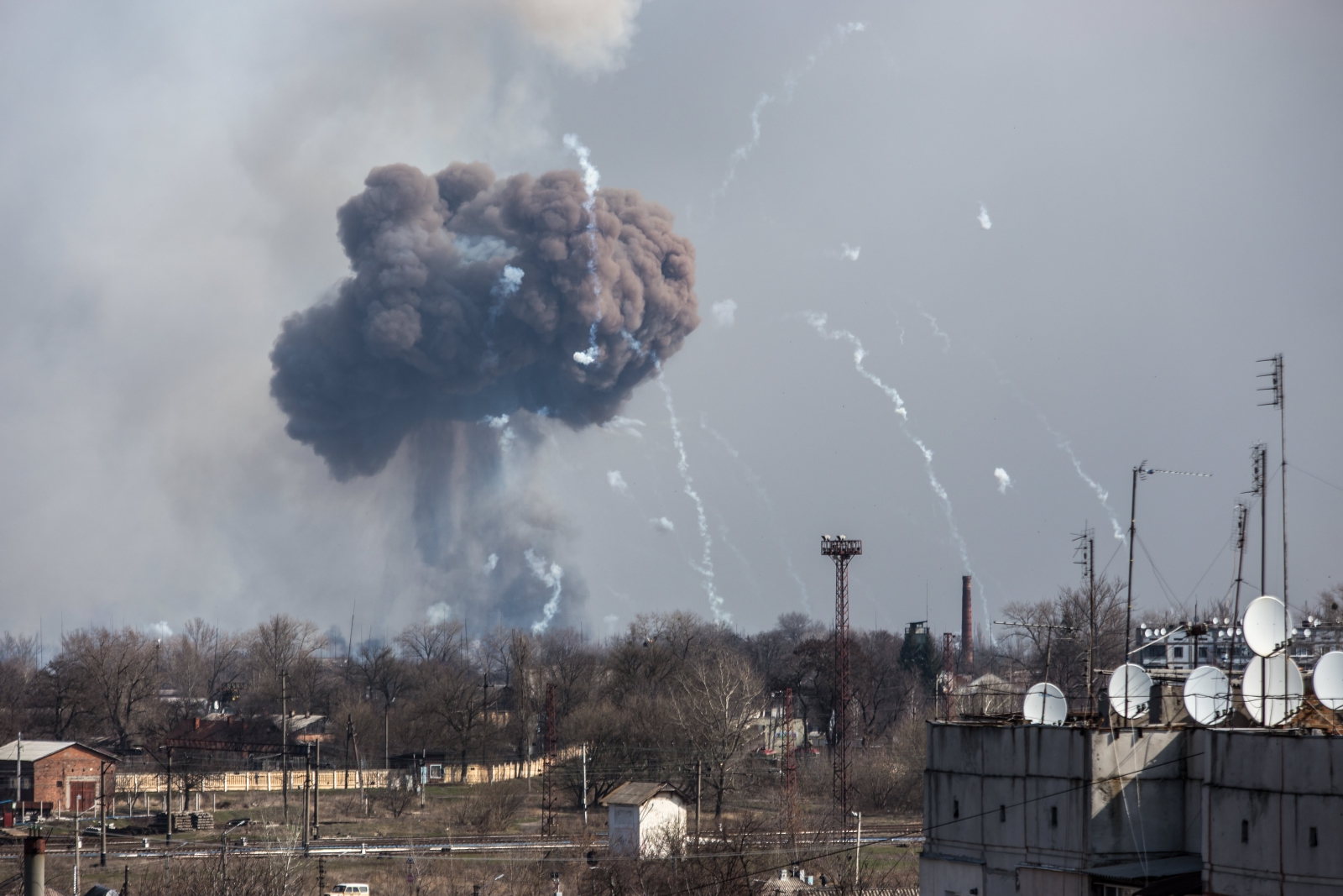Wybuch w magazynie amunicji Ukraińskich Sił Zbrojnych.
Fot. PAP/EPA/PAVLO PAKHOMENKO