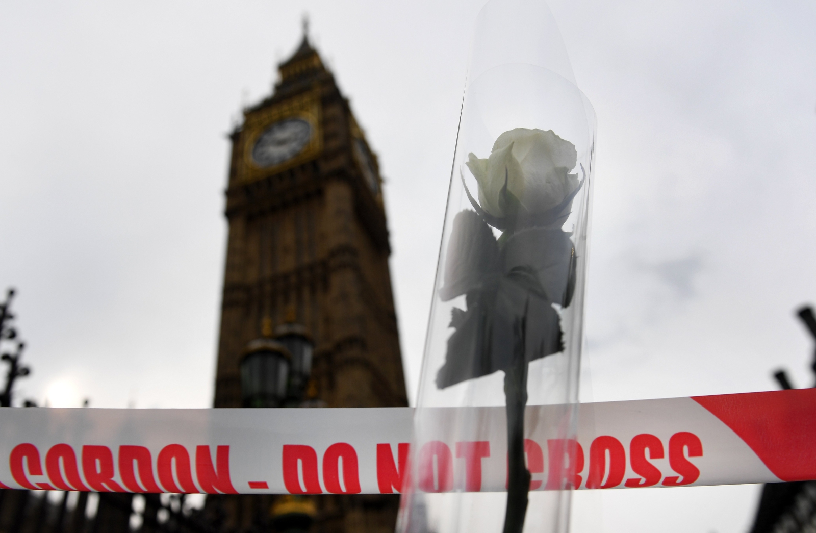Zamach w pobliżu brytyjskiego parlamentu w Londynie. Dwóćh zabitych i 29 rannych.
Fot. PAP/EPA/ANDY RAIN