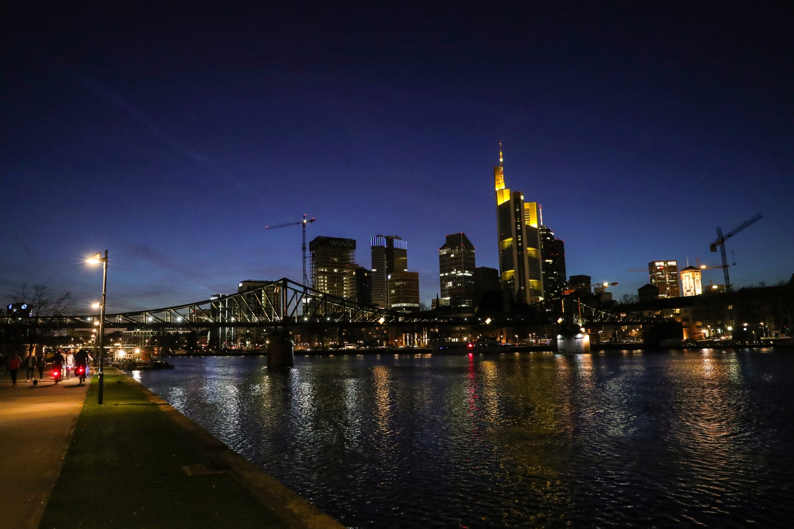 Frankfurt nad Menem przed wyłączeniem świateł  na Godzinę Ziemi, Niemcy.