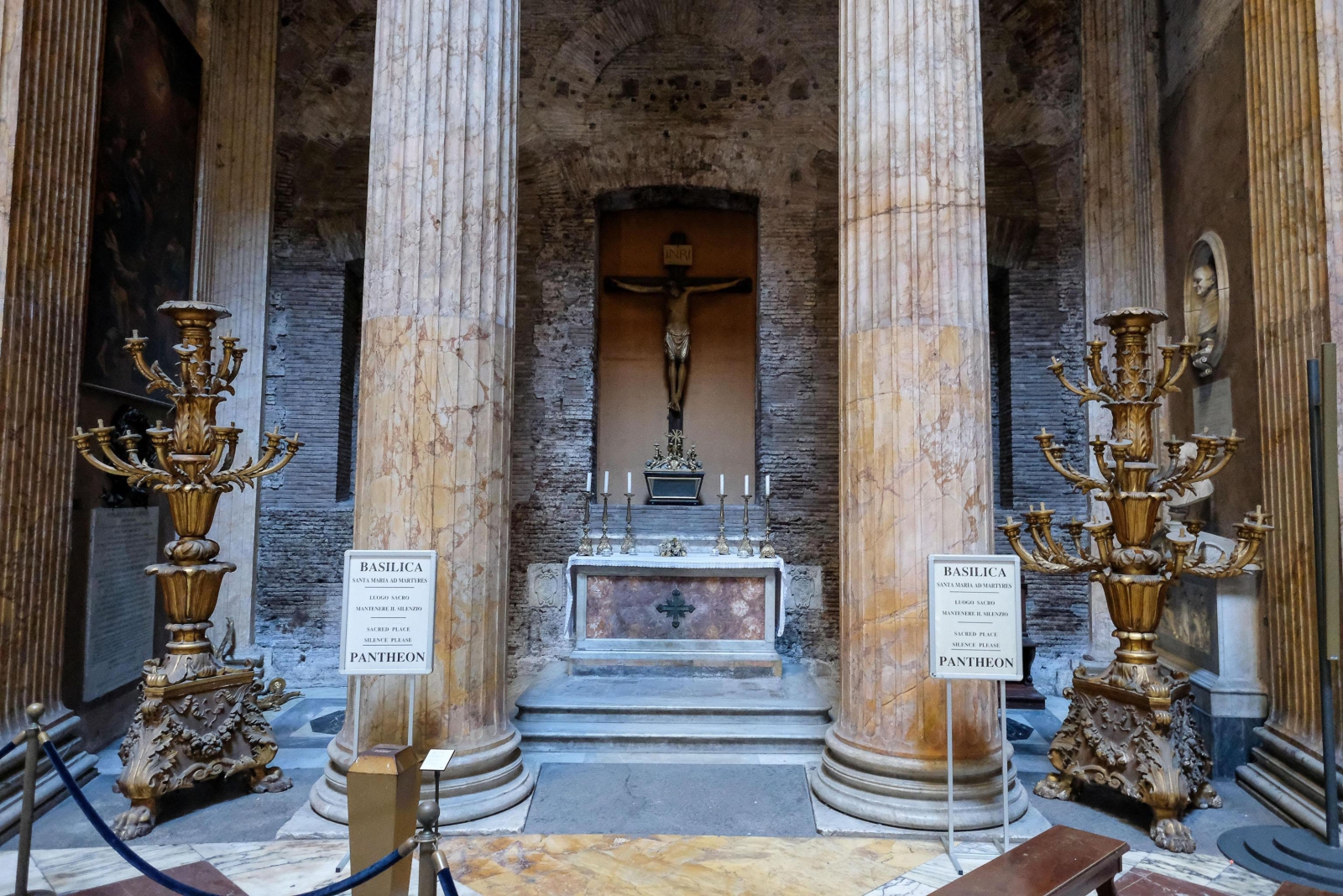 Dwa drewniane kandelabry z XVIII wieku zostały dziś połamane przez turystkę, Panteon, Rzym.