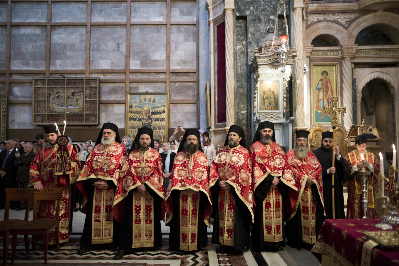 Greccy mnisi prawosławni w trakcie mszy w kaplicy Groby Bożego w Jerozolimie, Izrael.