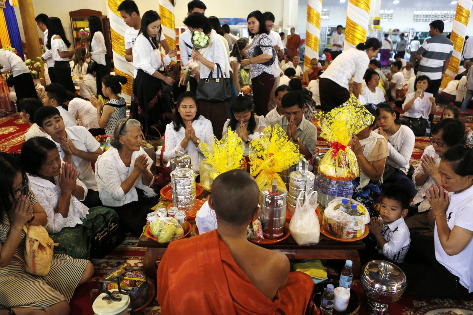 Kambodżanie modlą się za buddyjskiego mnicha podczas Khmer - Nowego Roku w pagoda w Phnom Penh w Kambodży. 
Fot. EPA/KITH SEREY 