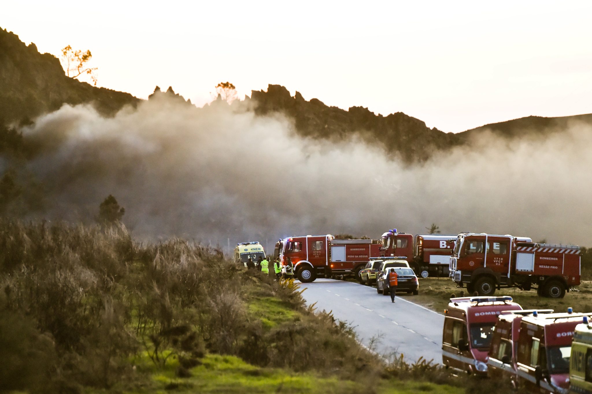 Portugalia: akcja gaszenie pożaru w fabryce materiałów pirotechnicznych w Aveos (foto. PAP/EPA/NUNO ANDRE FERREIRA)