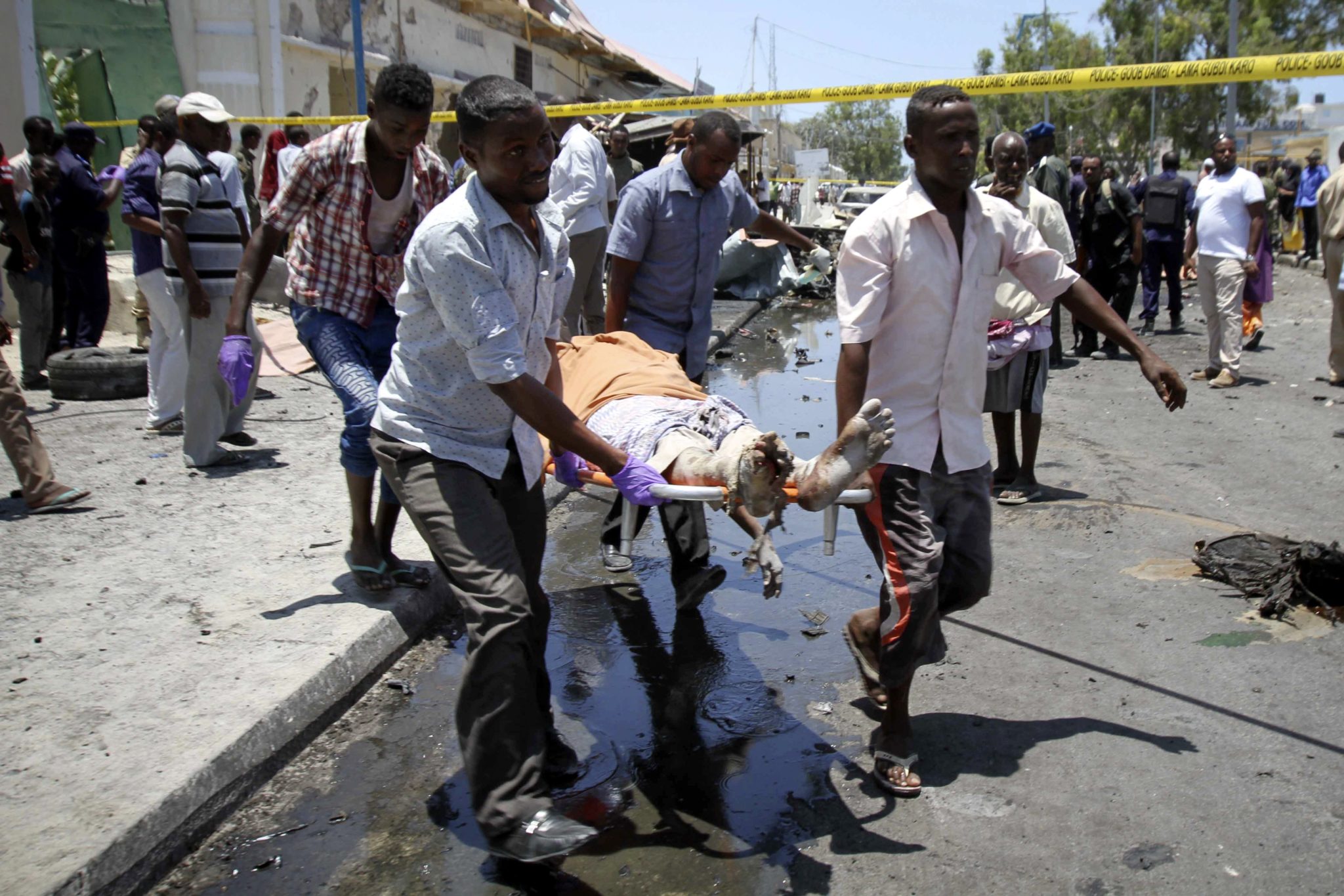 Somalia: atak bombowy w Mogadiszu, w którym zginęło 5 osób (foto. PAP/EPA/ Muhhamad Ab Amann)