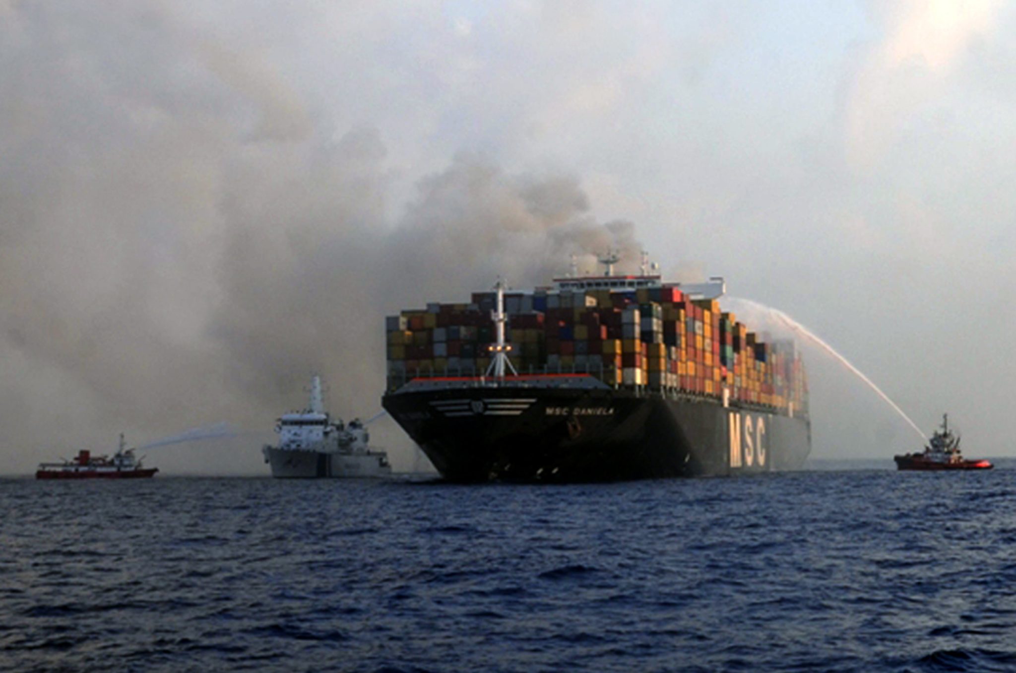 Sri Lanka: akcja gaszenia statku towarowego (foto. PAP/EPA/SRI LANKA NAVY)