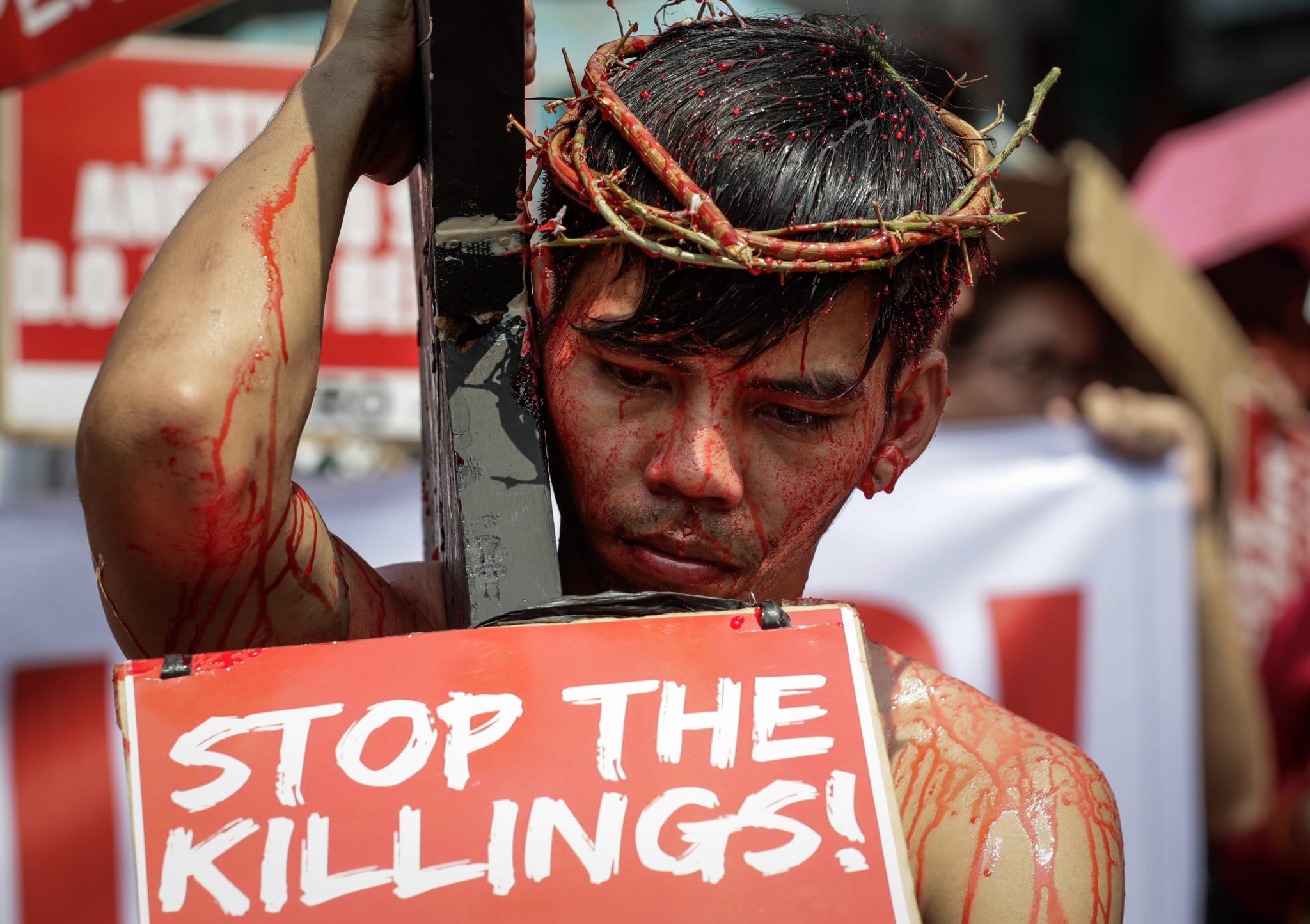 Filipiny: protest przeciwko przemocy służb porządkowych w Manili (foto. PAP/EPA/MARK R. CRISTINO)