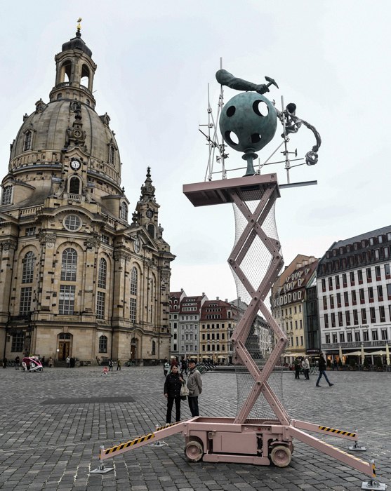 Nowa instalacja nazwana „Pomnikiem stałego nowego początku” naprzeciwko kościoła w Neumarkt w Dreźnie, Niemcy.