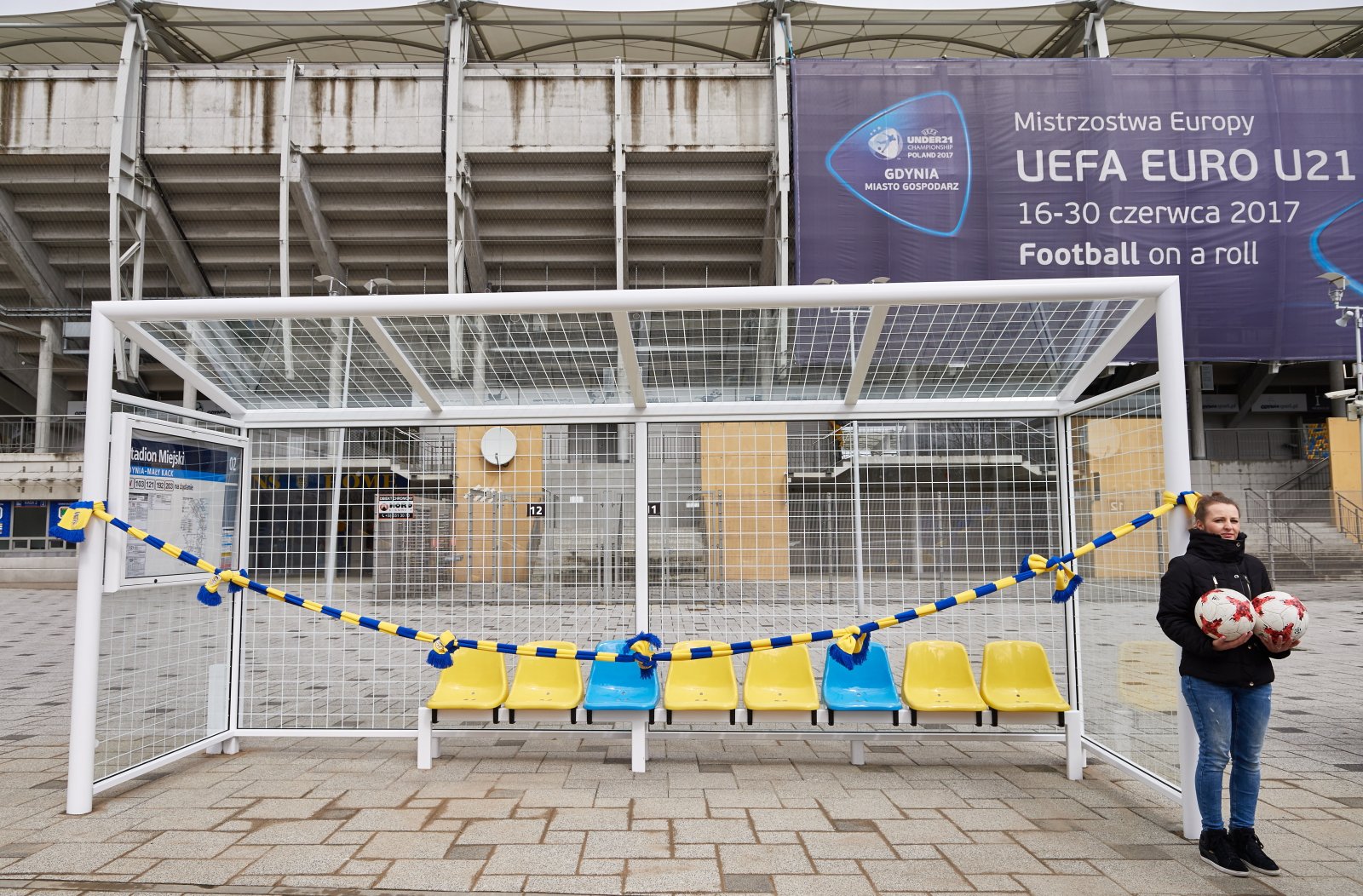 Przygotowany do oficjalnego otwarcia przystanek autobusowy w kształcie bramki piłkarskiej w Gdyni. Fot. PAP/Adam Warżawa