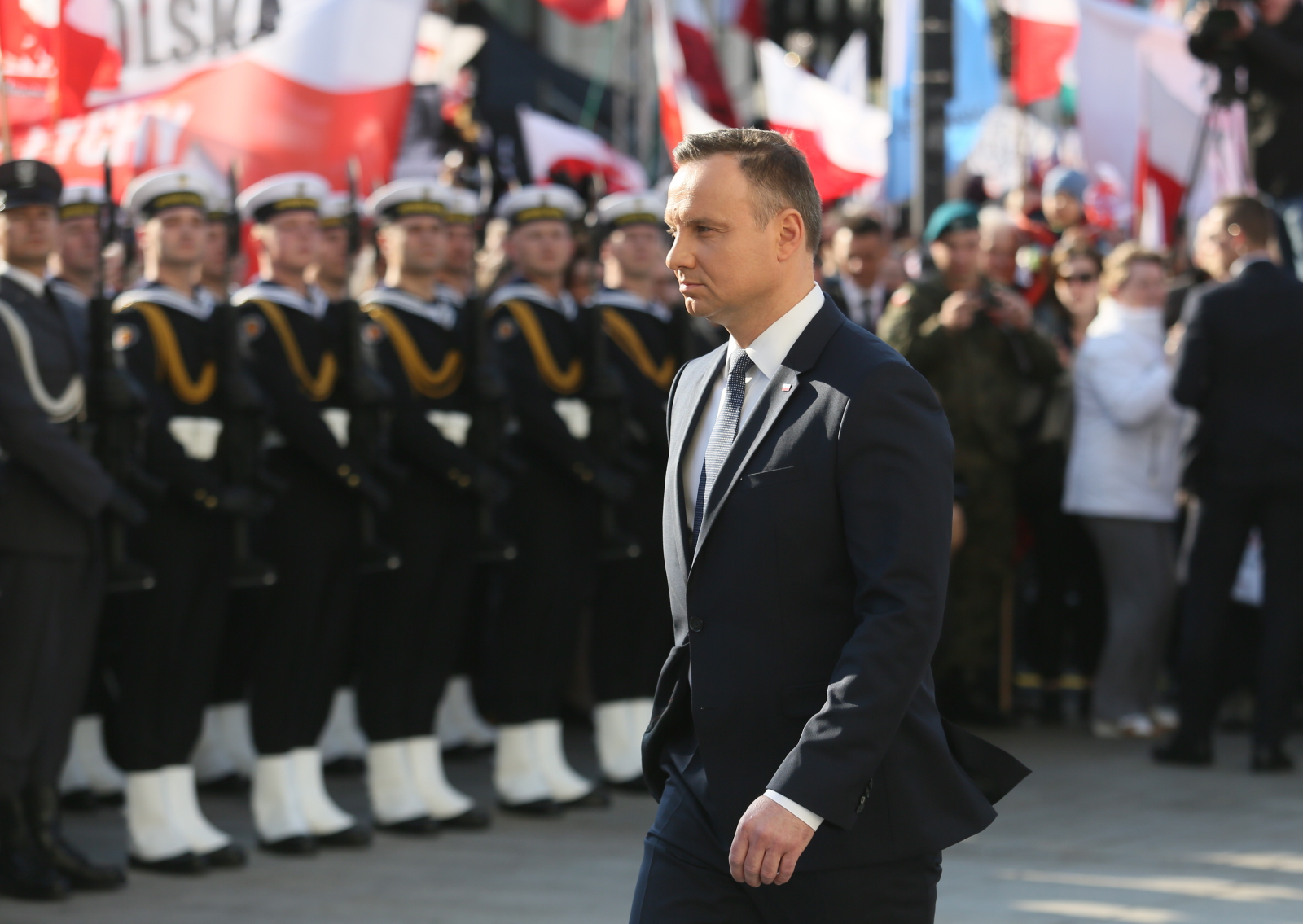 Obchody 7. rocznicy katastrofy smoleńskiej - prezydent Andrzej Duda podczas uroczystości przed Pałacem Prezydenckim.