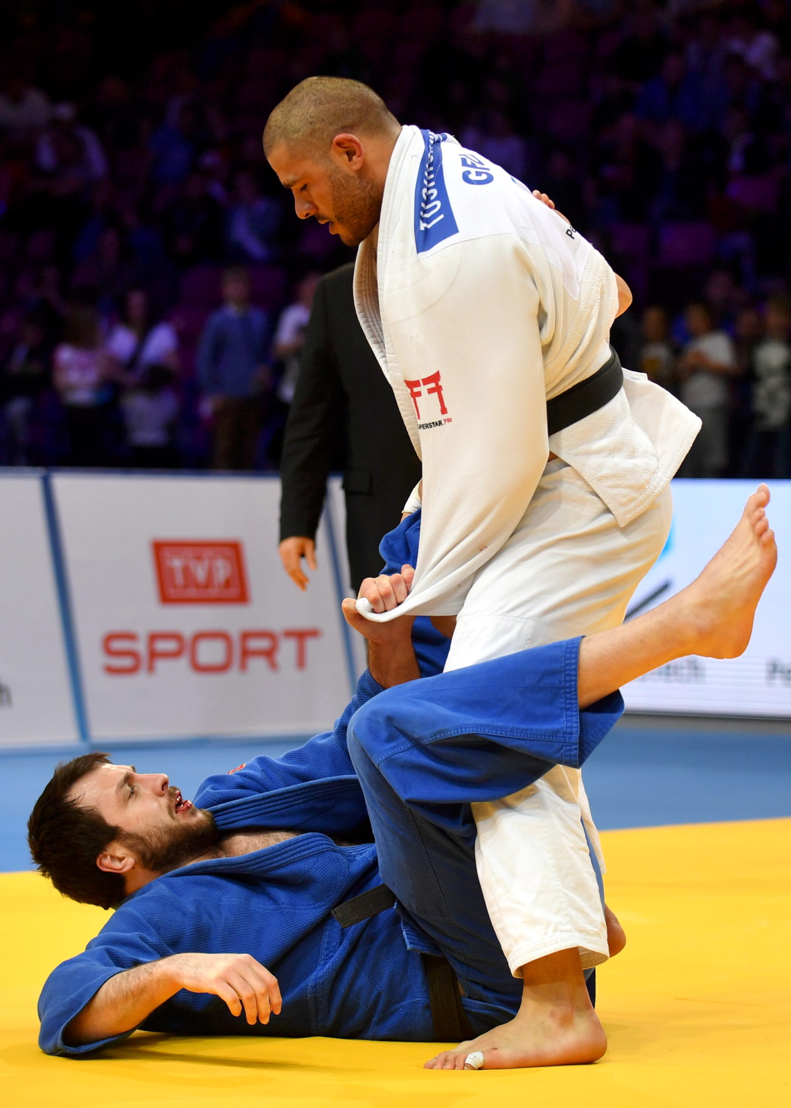 Gruzin Guram Tushishvili (biały) i Rosjanin Renat Saidov (niebieski) w finałowym pojedynku turnieju drużynowego mistrzostw Europy w judo w Warszawie. Gruzja zdobyła złoty medal.