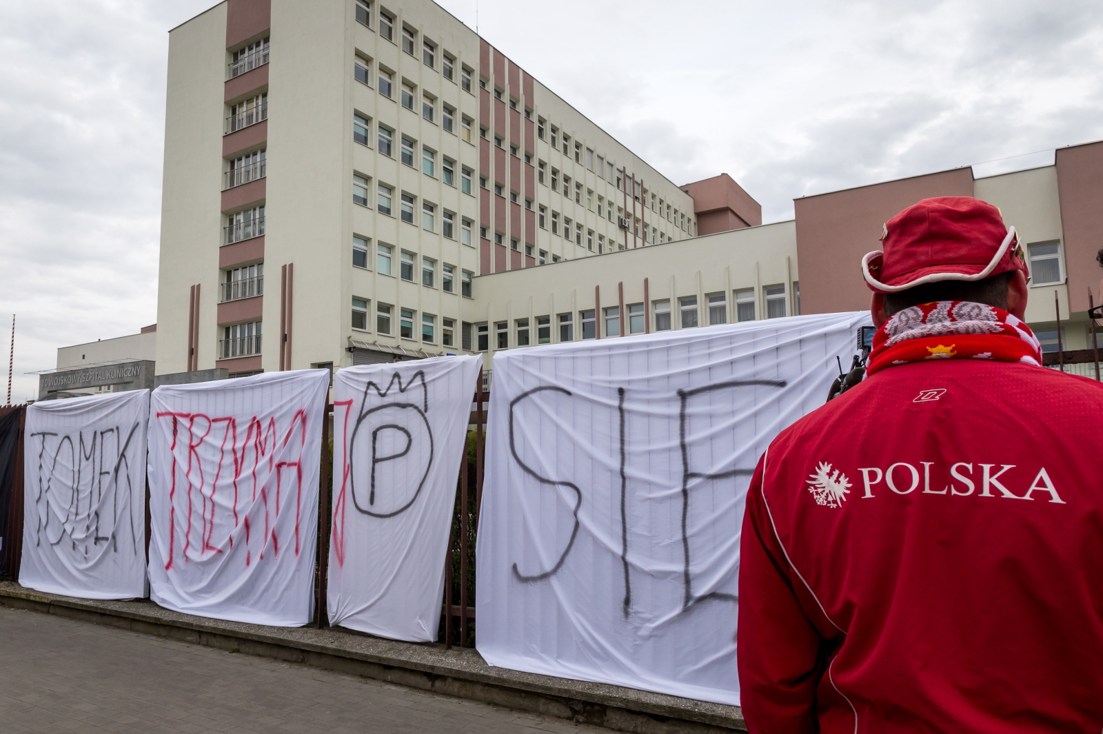 Fani żużla gromadzą się, przed Wojskowym Szpitalem Klinicznym w Bydgoszczy, gdzie leczony jest żużlowiec Tomasz Gollob. Kibice na parkanie rozwiesili zdjęcia Golloba oraz transparenty z hasłami wsparcia.