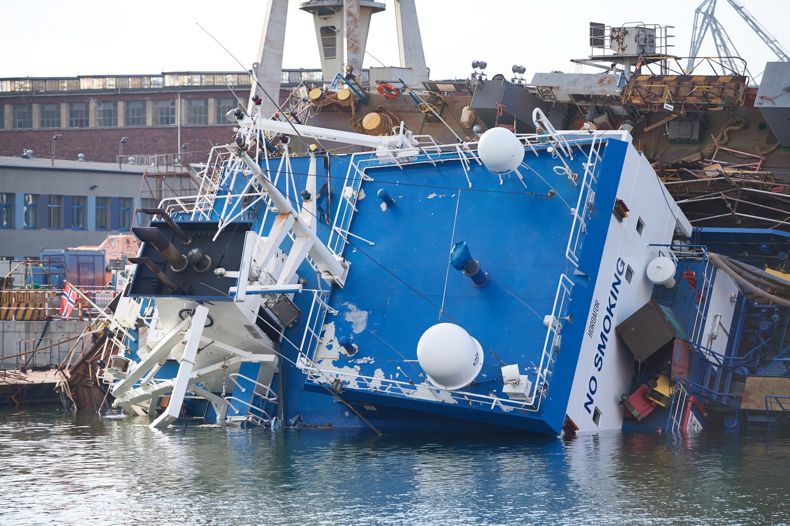 Statek przechylił się w suchym doku w Gdyni. Fot. PAP/Adam Warżawa 