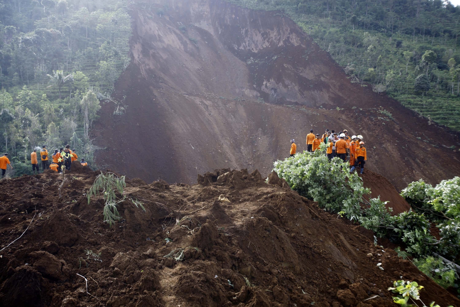 Indonezyjscy ratownicy szukają ofiary katastrofy lotniczej.