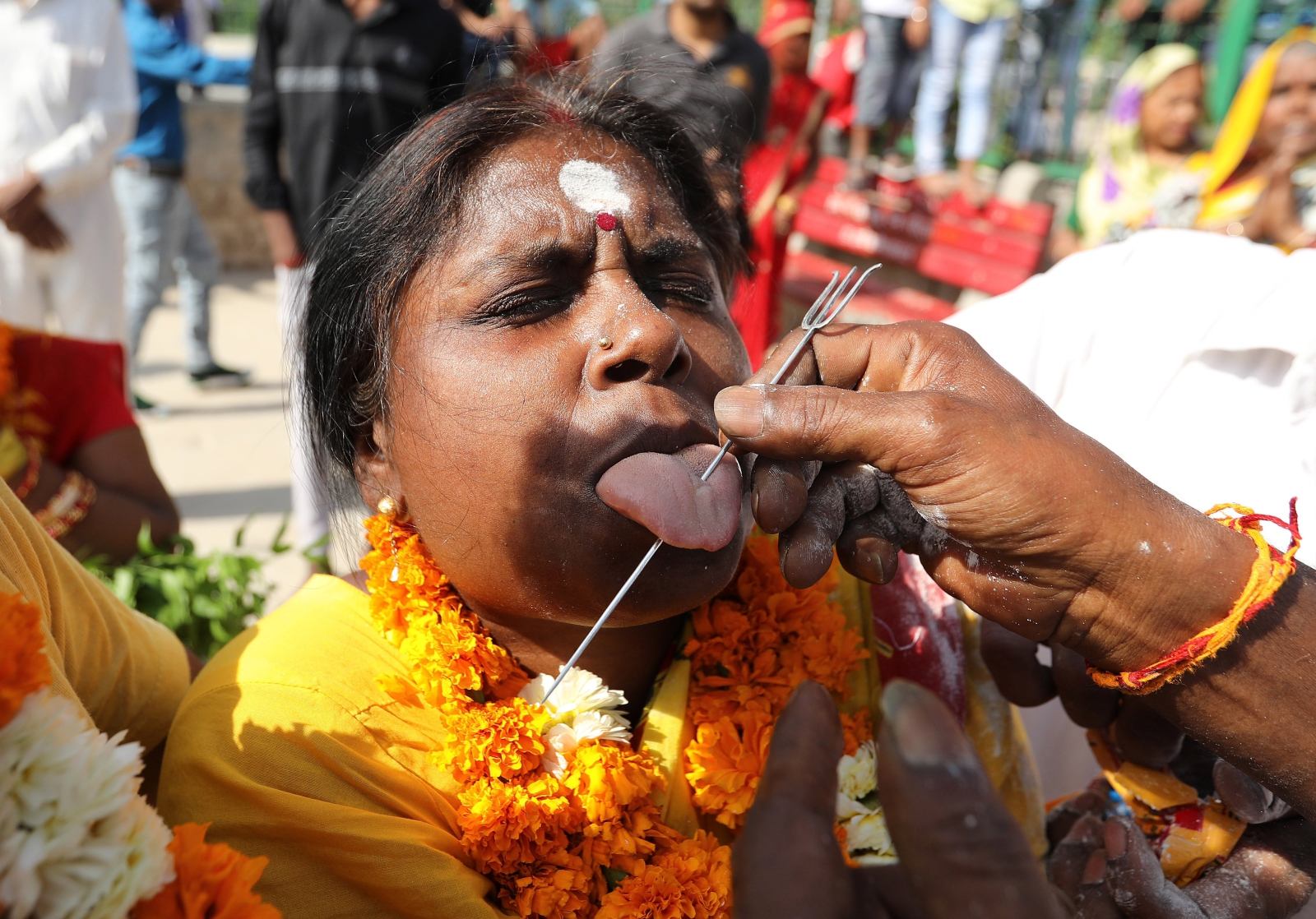 Coroczna procesja w Indiach dla boga Maha Mariamman, której towarzyszy przekuwanie różnych części ciała.  Fot. PAP/EPA/RAJAT GUPTA