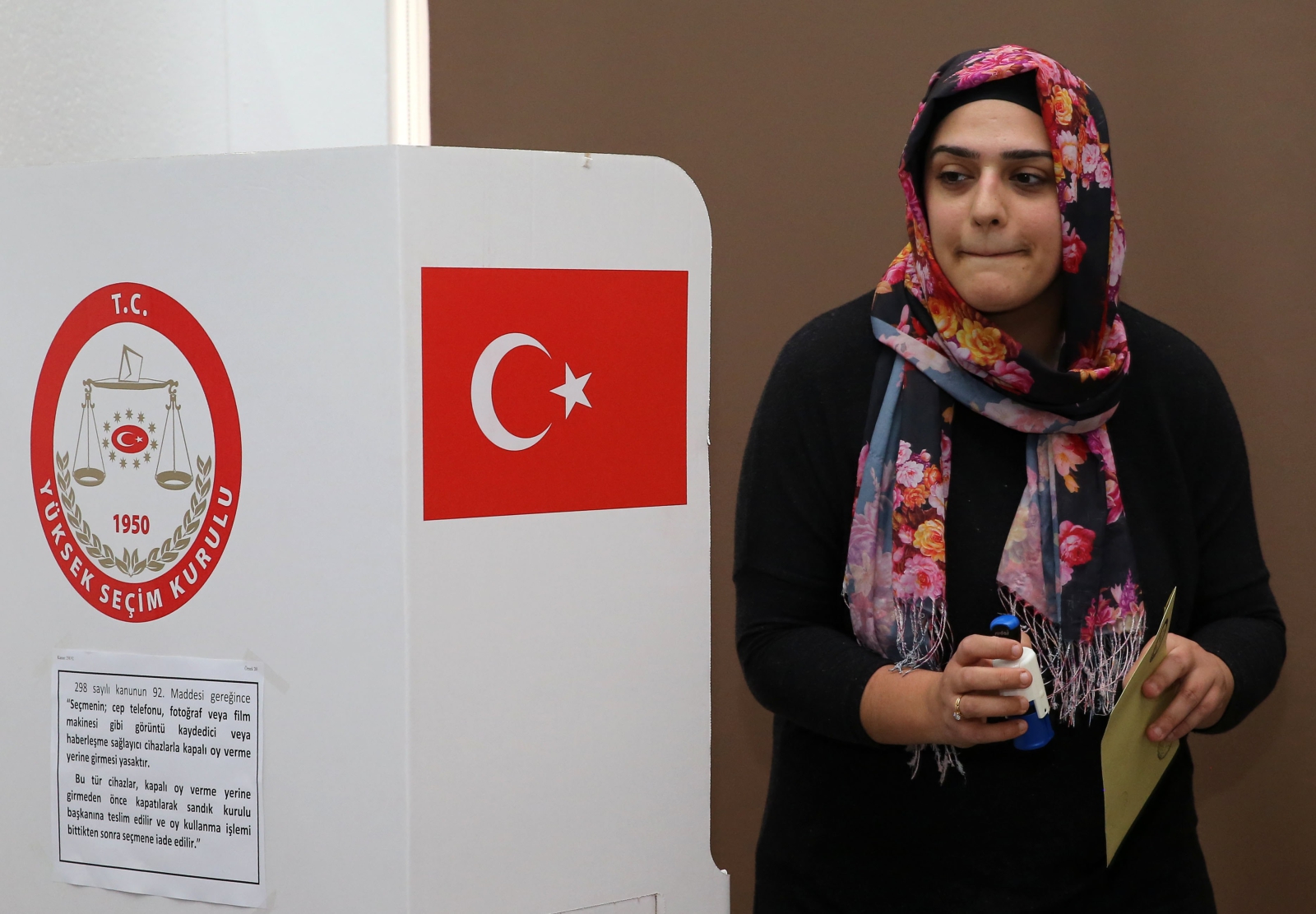 Referendum w Turcji w sprawie północnej części cypryjskiego miasta Nikozja.
Fot. PAP/EPA/KATIA CHRISTODOULOU
