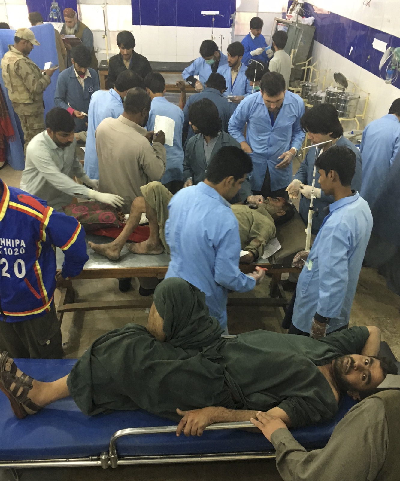 Wypadek busa w Pakistanie. Przynajmniej siedem osób zmarło, a 20 jest rannych.
Fot. PAP/EPA/WAHEED KHAN