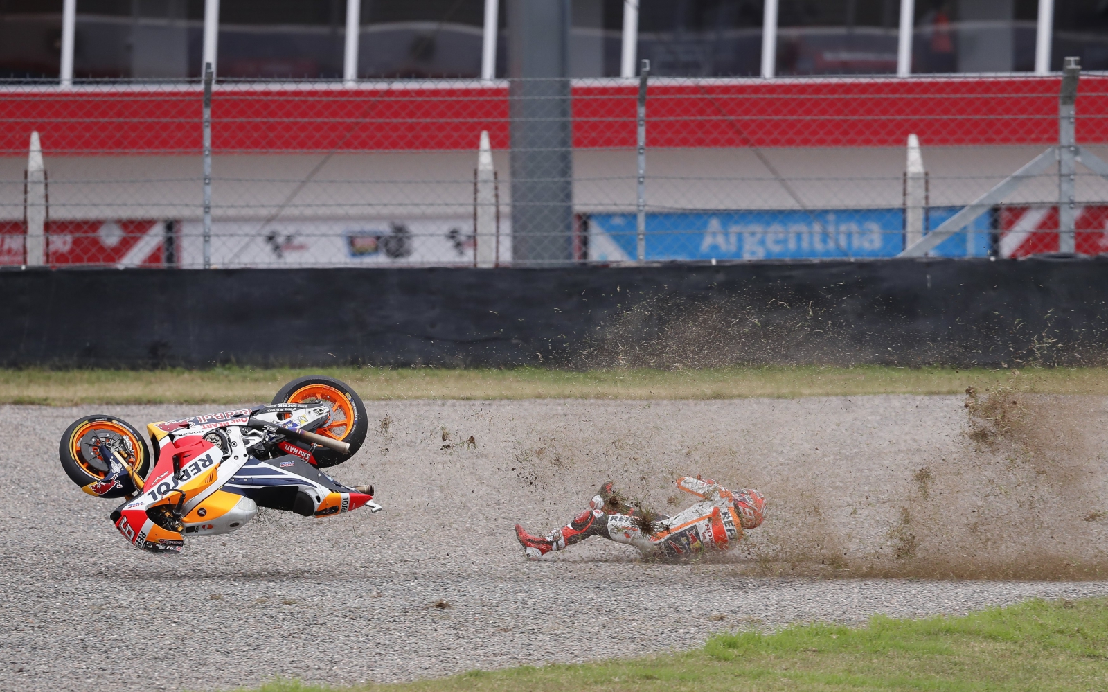 Upadek hiszpańskiego rajdowca Marca Marqueza w czasie Argentyńskiego Grand Prix Moto GP.