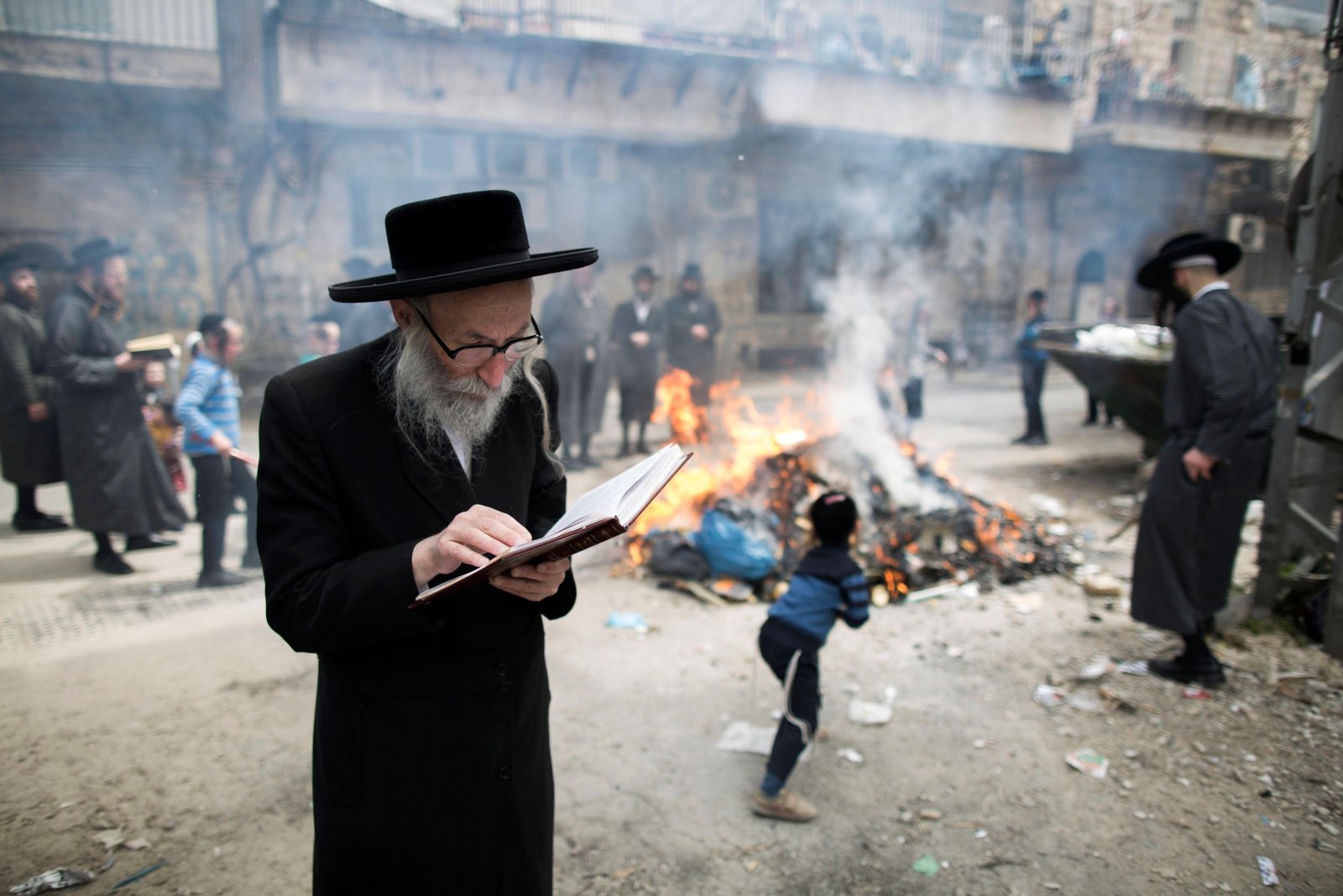 Ultra-ortodoksyjny Żyd modli się w czasie spalania chleba w Mea Shearim w Jerozolimie.