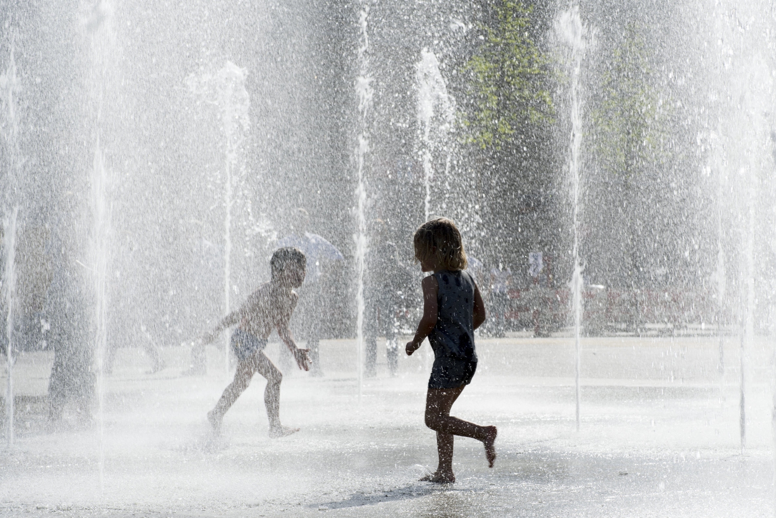 Dzieci bawią się w fontannie, Berno, Szwajcaria.